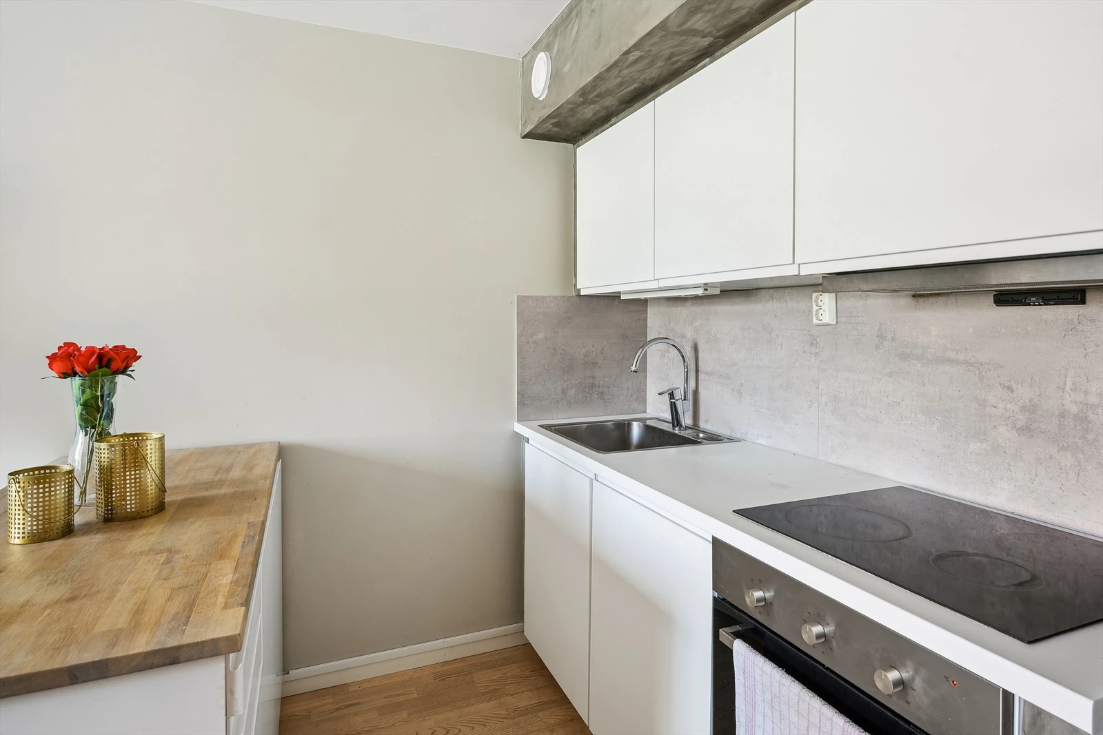 Her er det integrert kjøleskap, stekeovn, platetopp, vannstoppsystem og komfyrvakt.