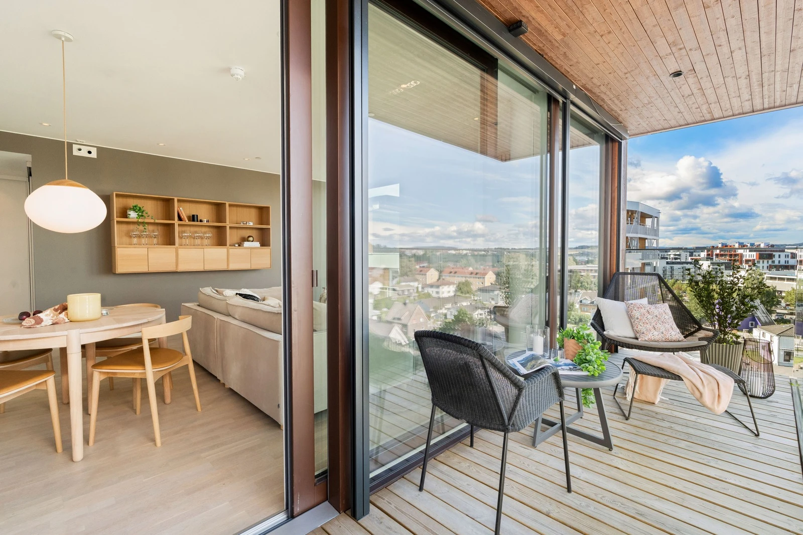 Fra stuen er det utgang til en nydelig balkong på ca. 8 kvm. Galleribilde