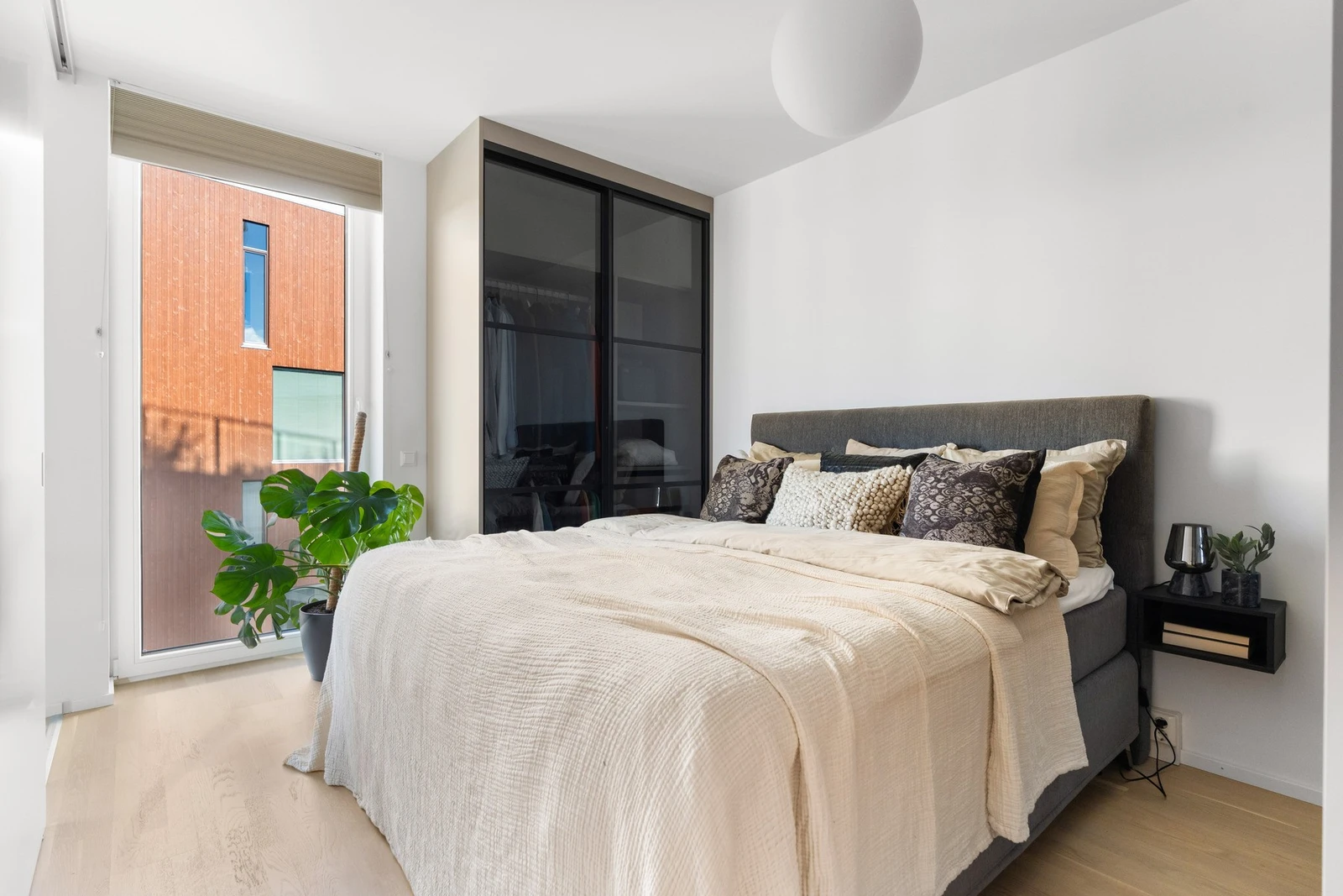 Soverom 1: Romslig hovedsoverom med tilhørende garderobeskap på begge sider. Galleribilde