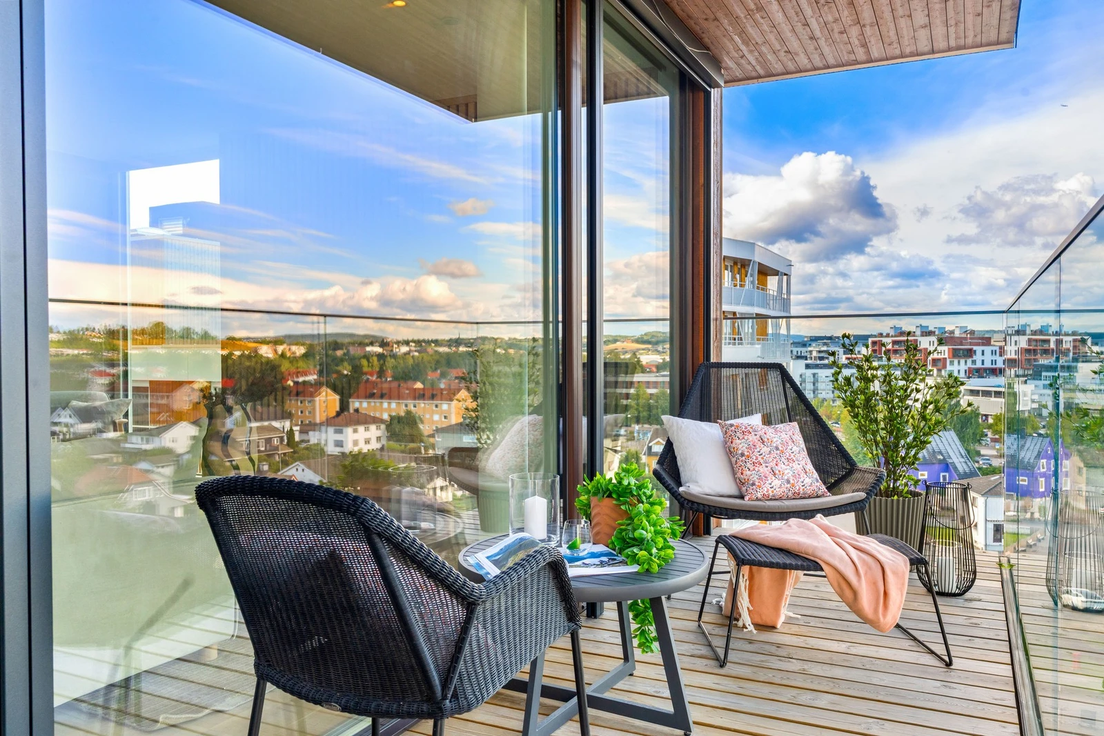 Her er det god plass til lounge, grill og annet ønskelig utemøblement. Galleribilde