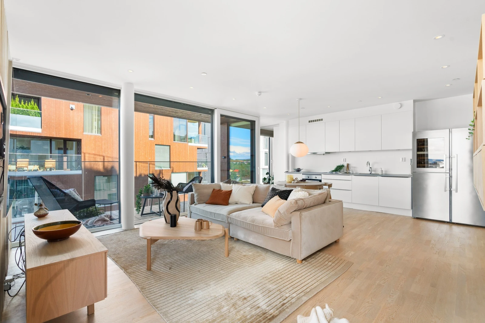 God takhøyde, ekstra store vindusflater og rene linjer. Galleribilde