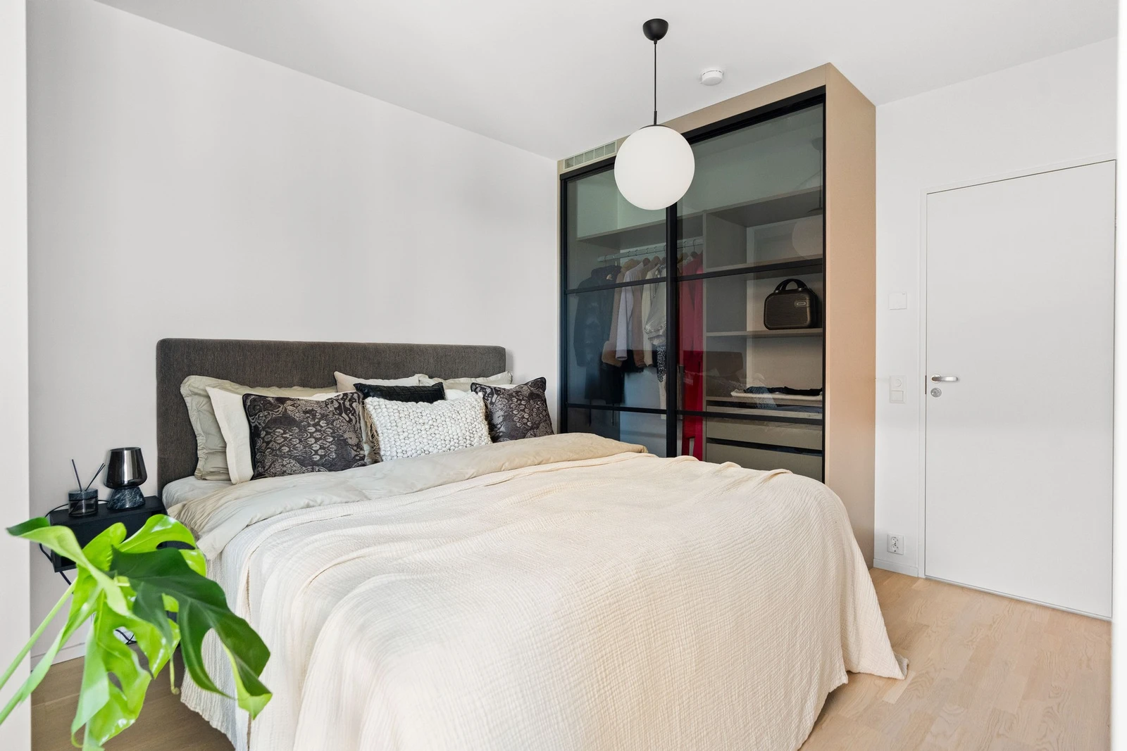 God plass til dobbeltseng, kommode, nattbord og annet tilhørende møblement. Galleribilde