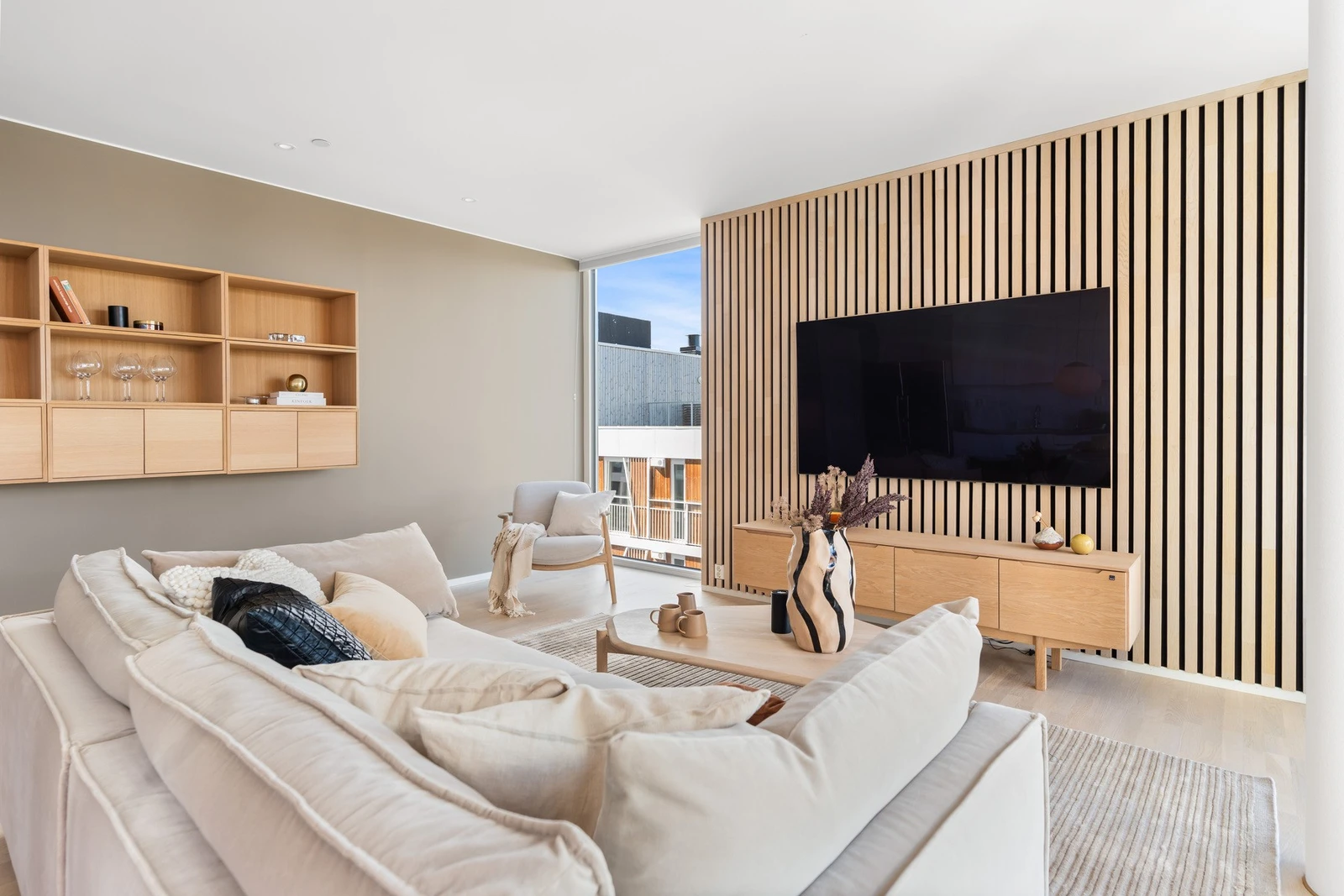 Det er god plass til å møblere med sofa og tilhørende møblement. Spiler er montert for et moderne uttrykk. Galleribilde