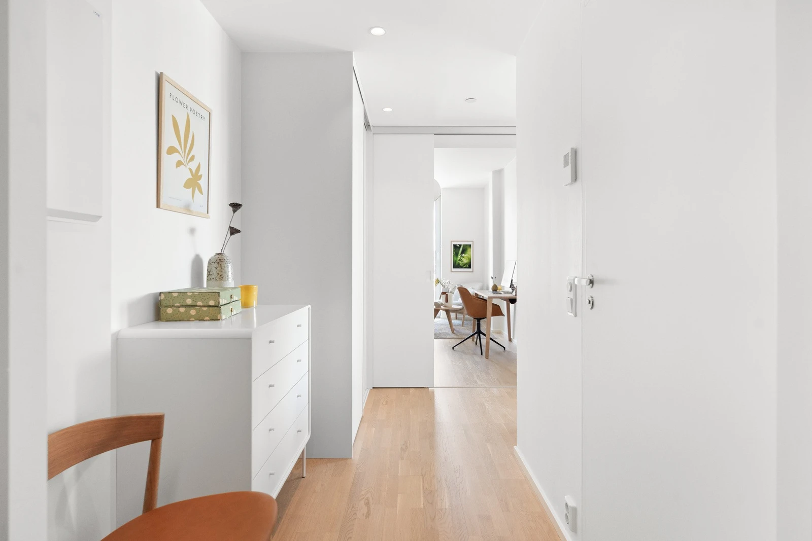 Velkommen inn! Innbydende entré som gir et godt førsteinntrykk. Galleribilde