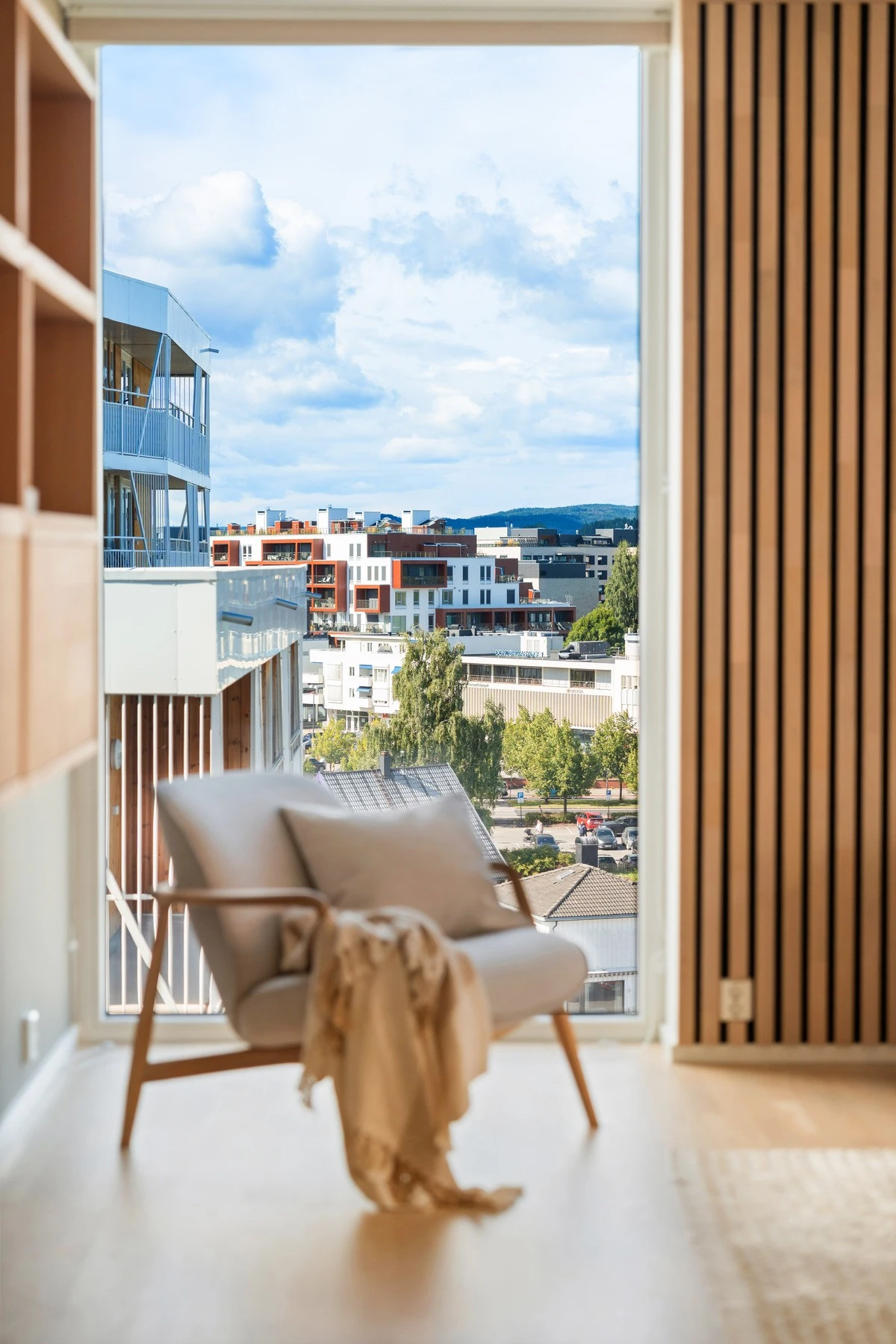 Legg merke til de store vindusflatene. Solskjerming er montert. Galleribilde