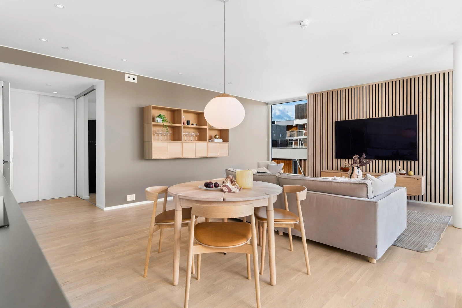 Stuen deles inn i flere soner. Galleribilde