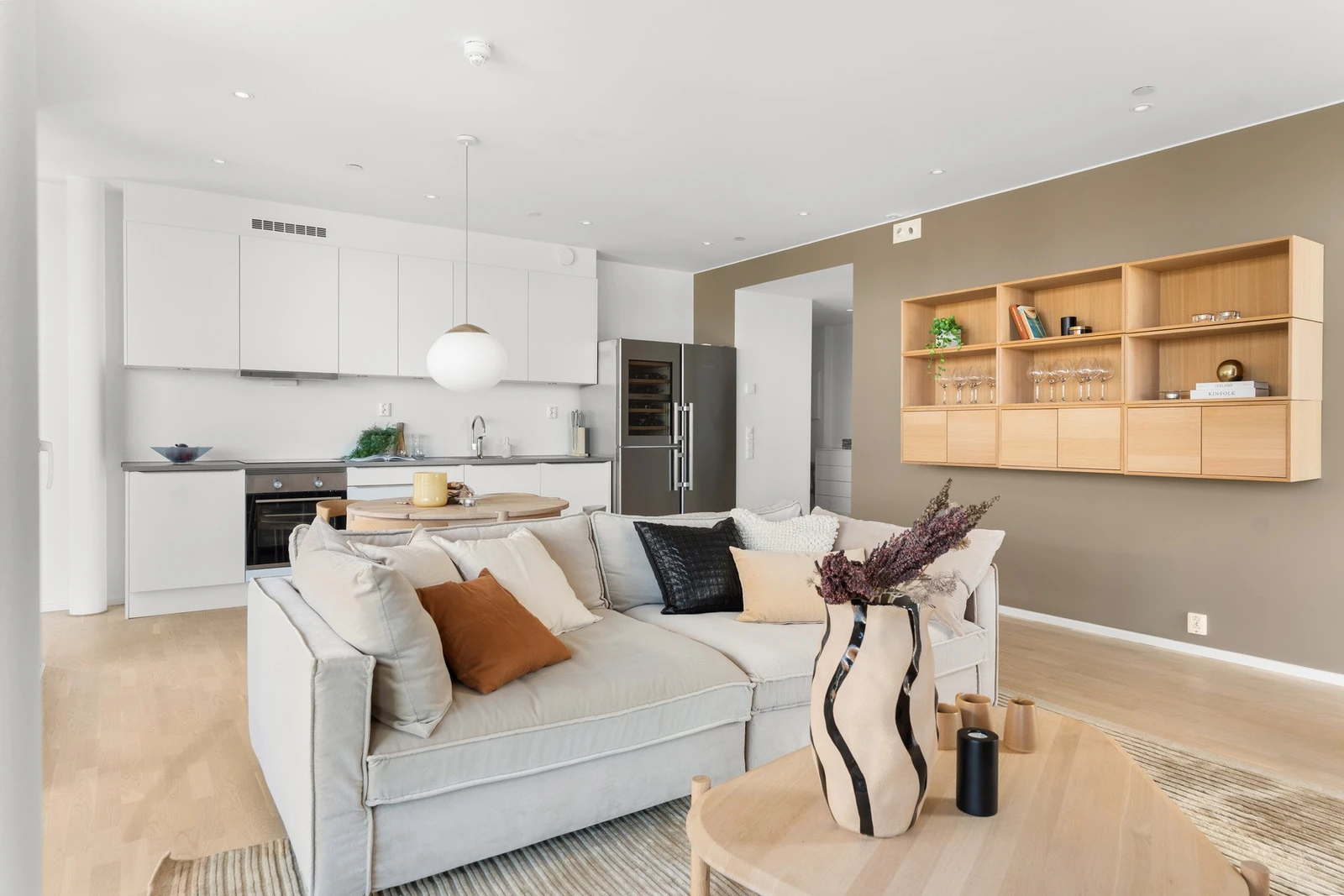 Parkett på gulv, downlights i himling og en tidsriktig fargepalett. Galleribilde