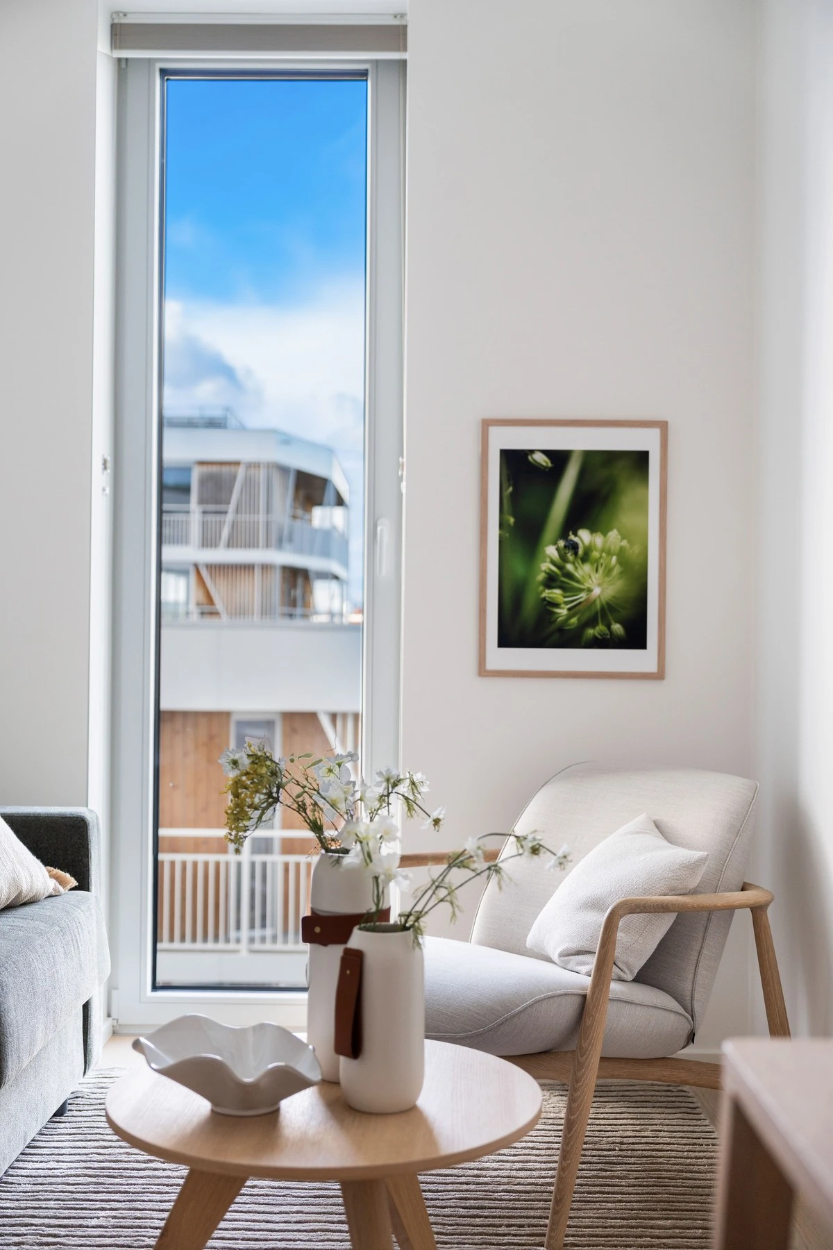 Også her strekker vinduet seg fra gulv til himling. Galleribilde