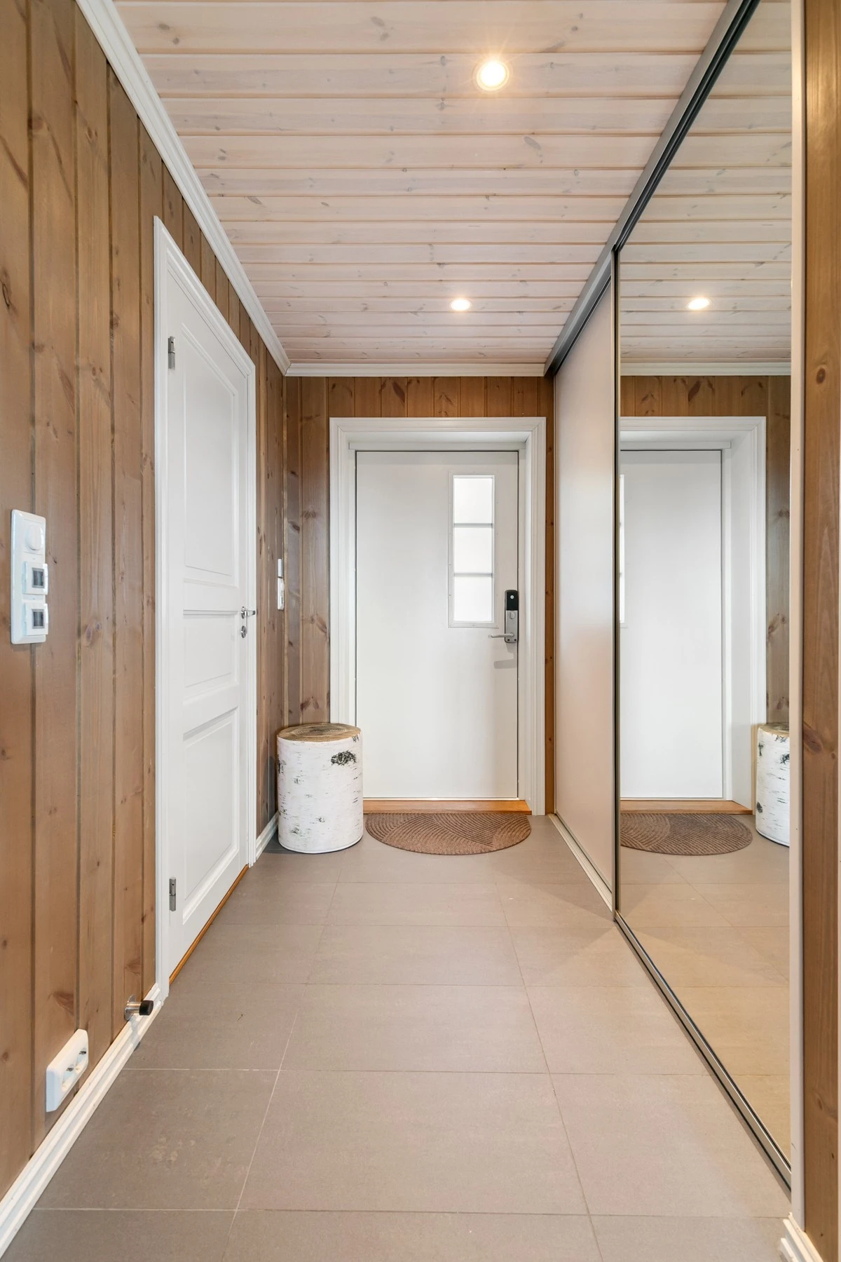 Entréen er innbydende med flislagt gulv og gulvvarme. Galleribilde