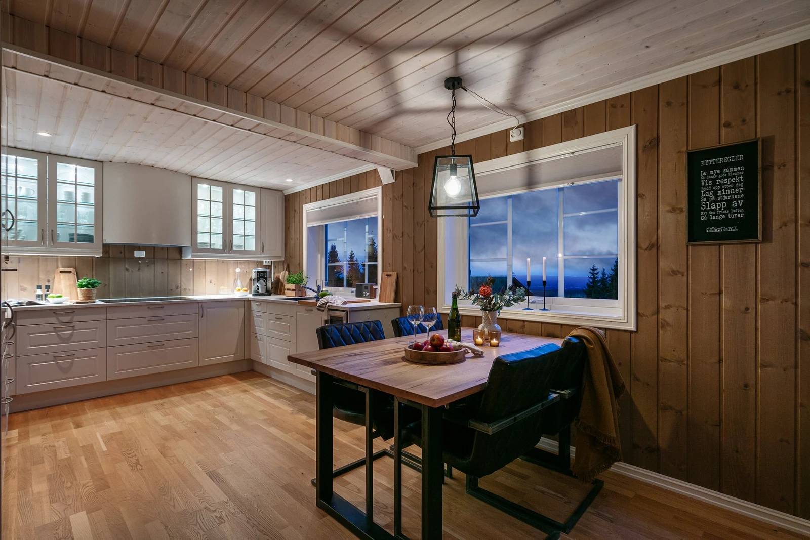 Det er også plass til et ekstra frokostbord i tilknytning til kjøkkenet. Galleribilde