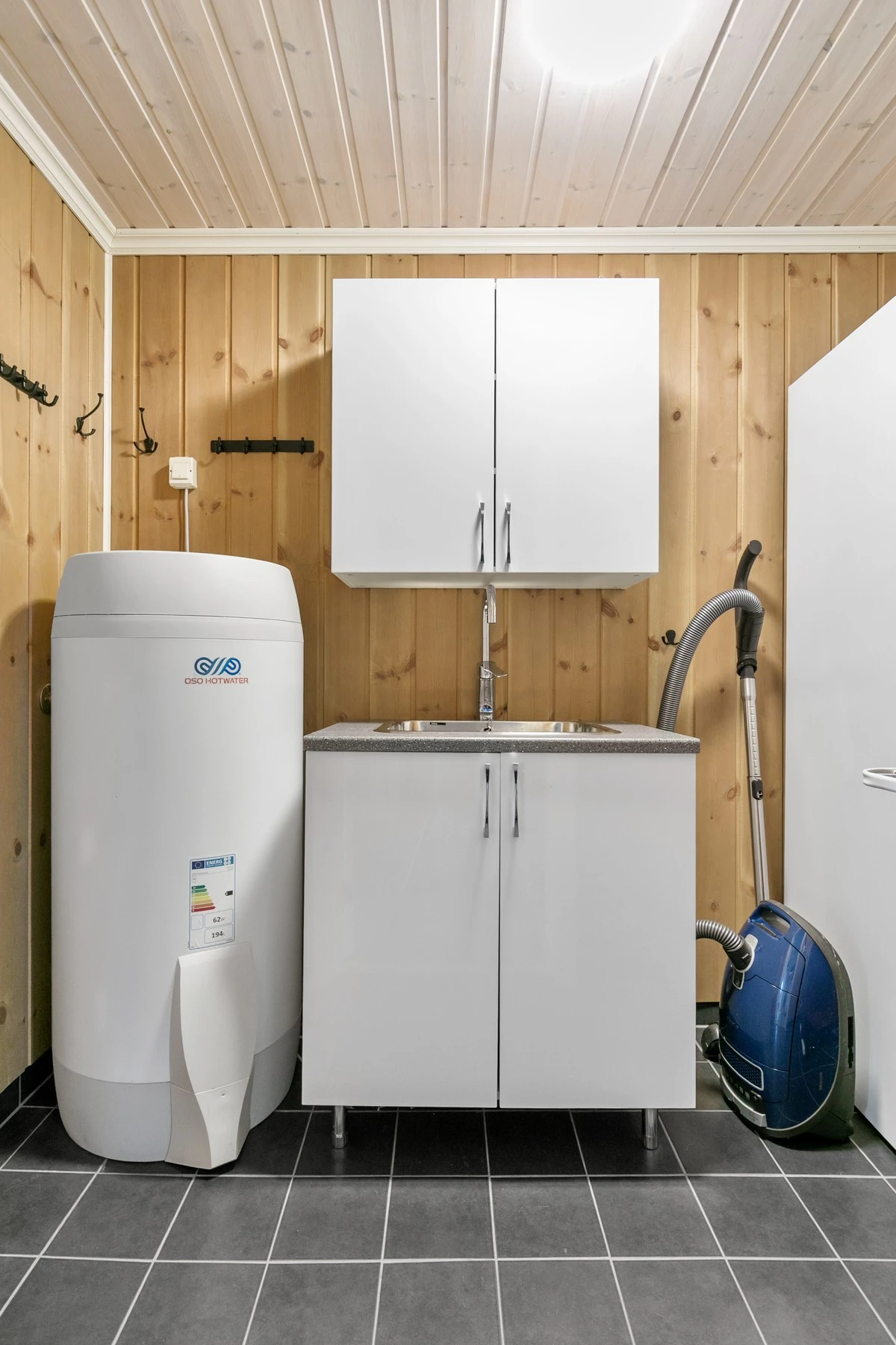 Teknisk rom i 1. etasje med noe lagringsplass. Galleribilde