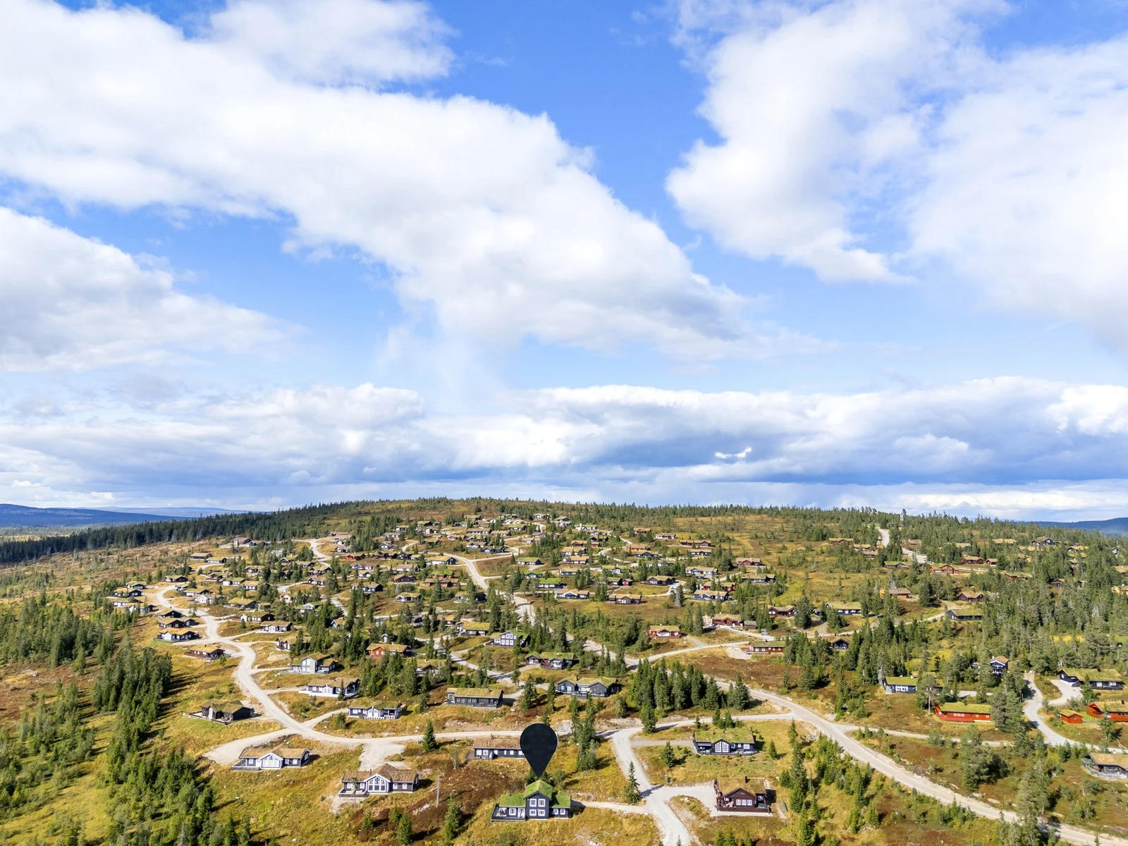 På sommeren finner du både rolige skogsstier og mer krevende ruter for fotturer og terrengsykling. Galleribilde