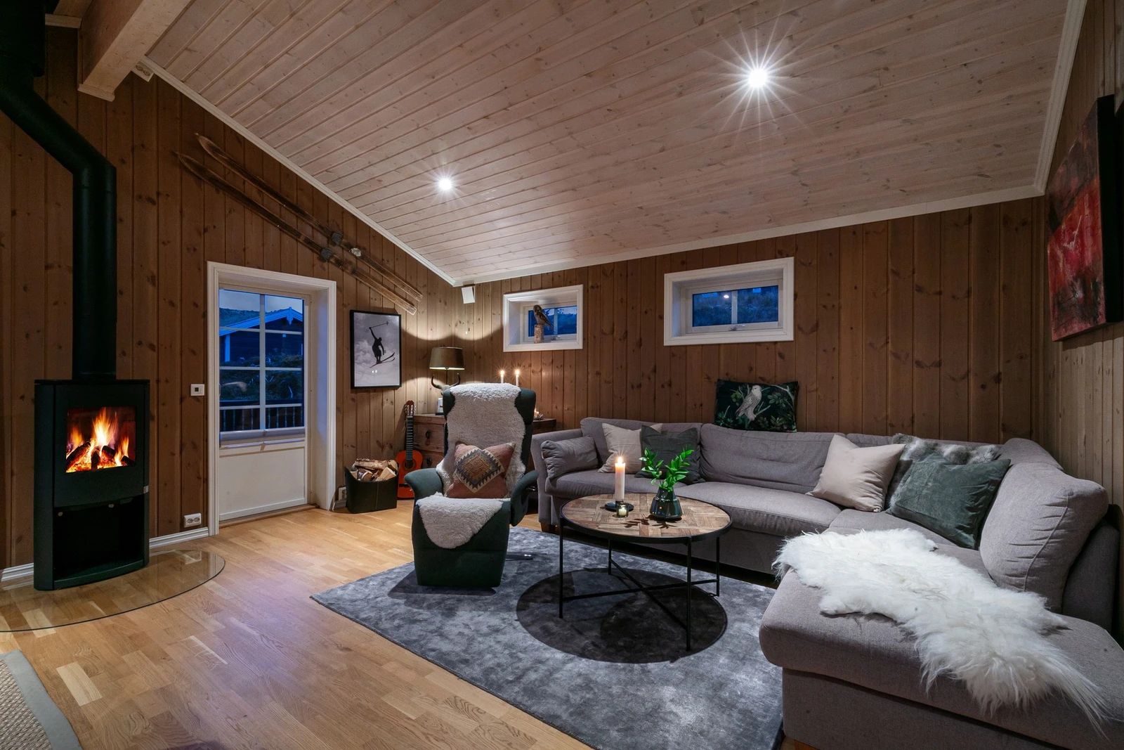 Med plass til stor sofagruppe blir dette et naturlig samlingspunkt. Galleribilde