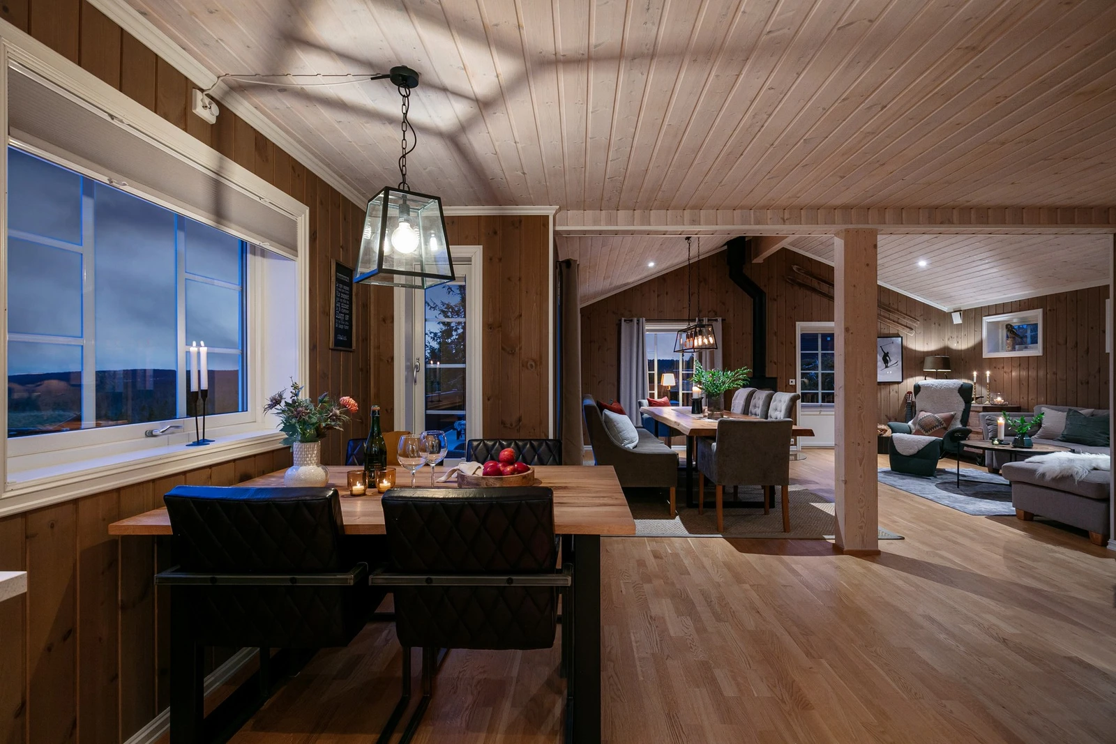 Den åpne løsningen mellom stue og kjøkken gir et sosialt og trivelig oppholdsrom. Galleribilde