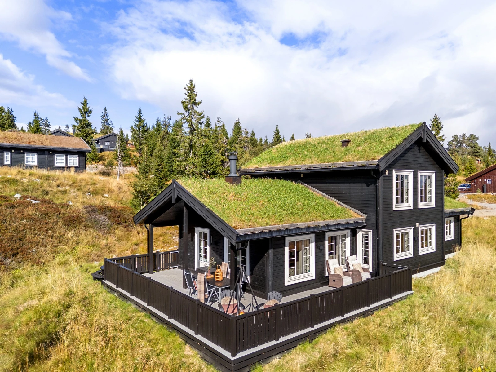 Enten du søker hvilepuls eller aktive dager i frisk luft er Budor et godt valg, og denne hytta i Haukugla 1 gir deg en komplett fritidseiendom med god plass til deg og dine. Galleribilde