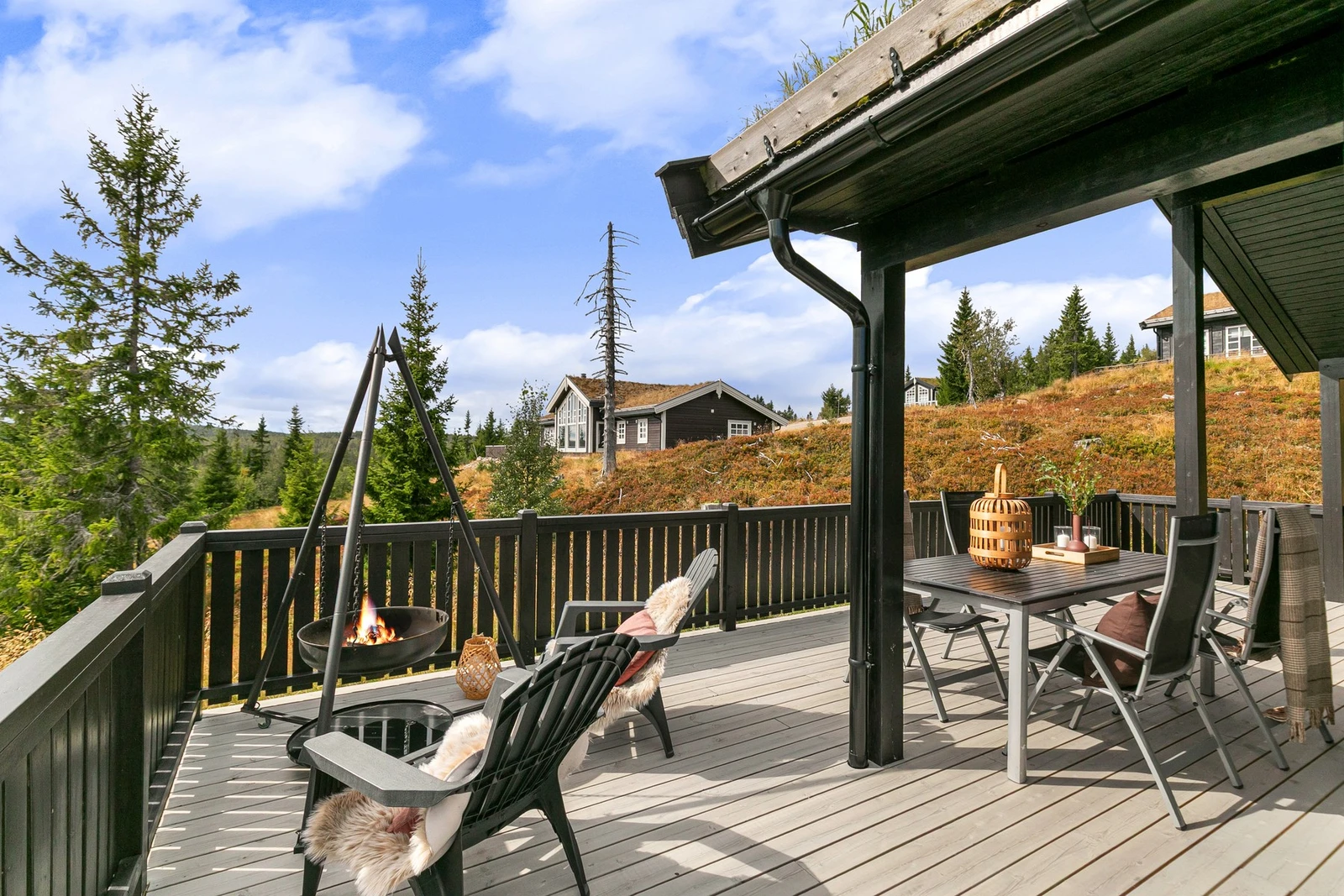 Deler av terrassen er også delvis overbygd som gjør uteplassen ekstra lun. Galleribilde