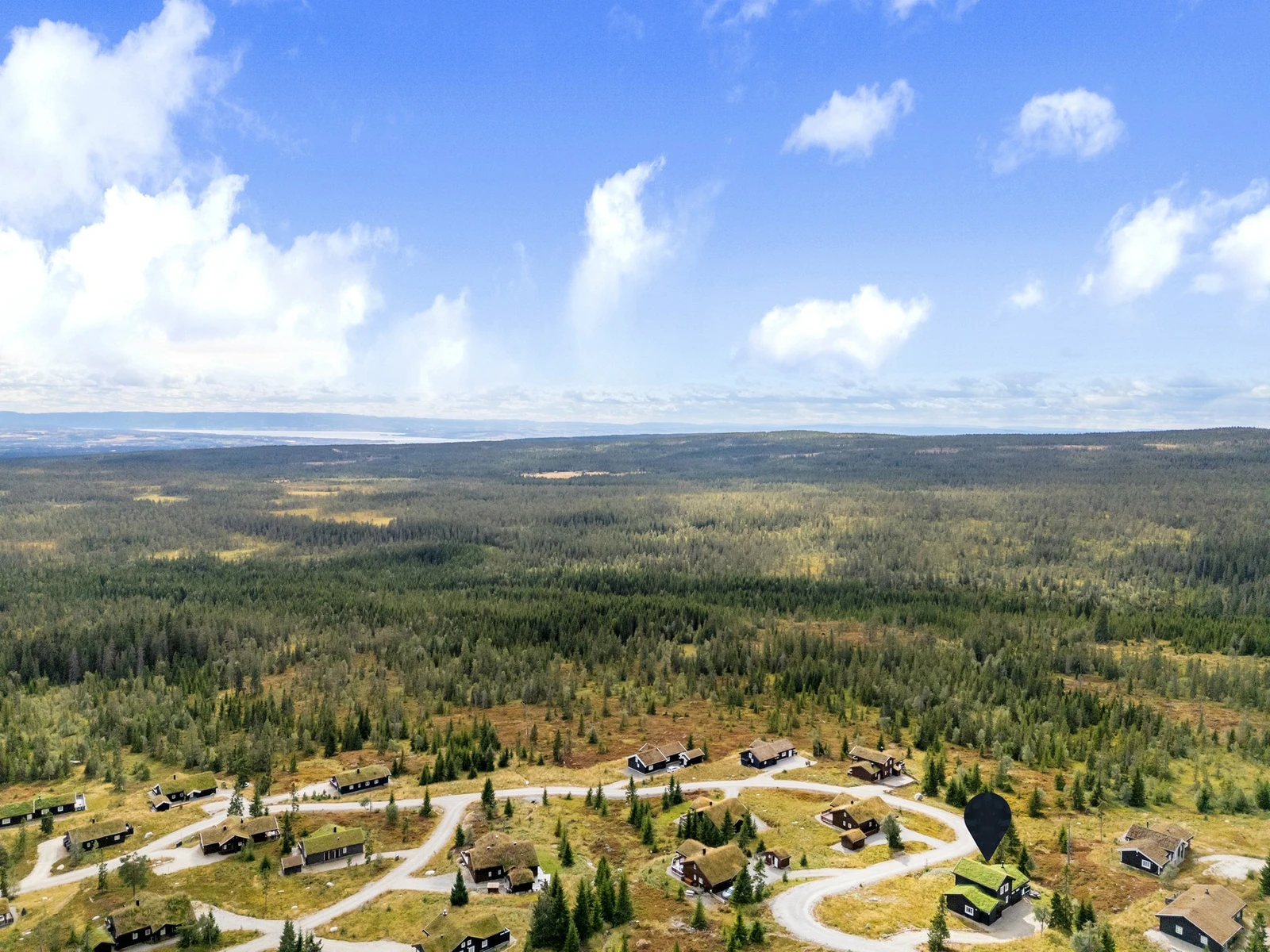 På vinteren kan du spenne på deg skiene rett utenfor døren og de nærmeste skiløypene er rett nedenfor hytta. Galleribilde