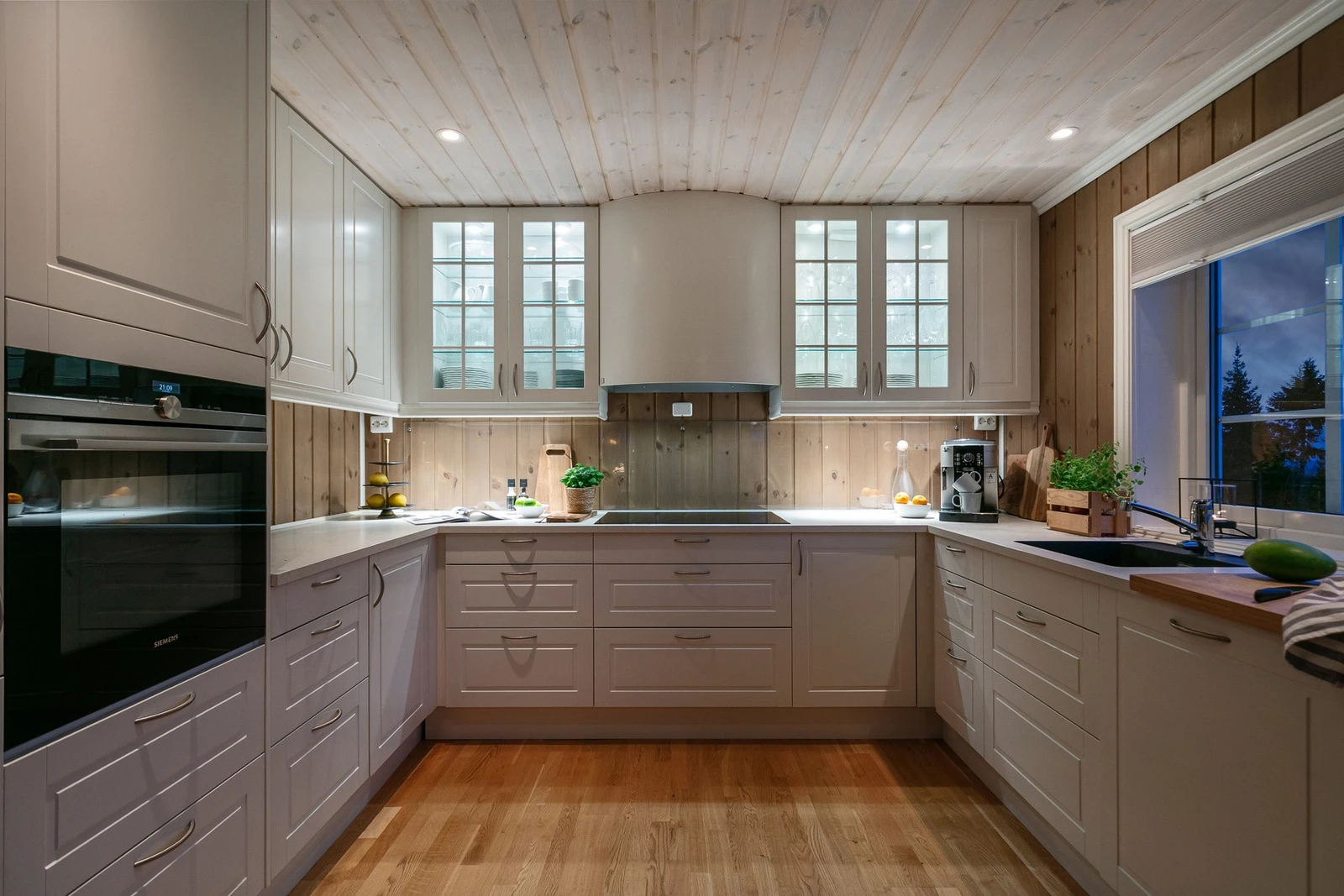 Kjøkkenet har en tidløs og lekker innredning. Galleribilde