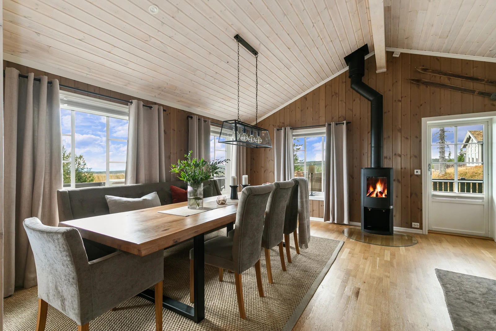 Gjennom vindusflatene nyter du også fin utsikt over nærområdet. Galleribilde