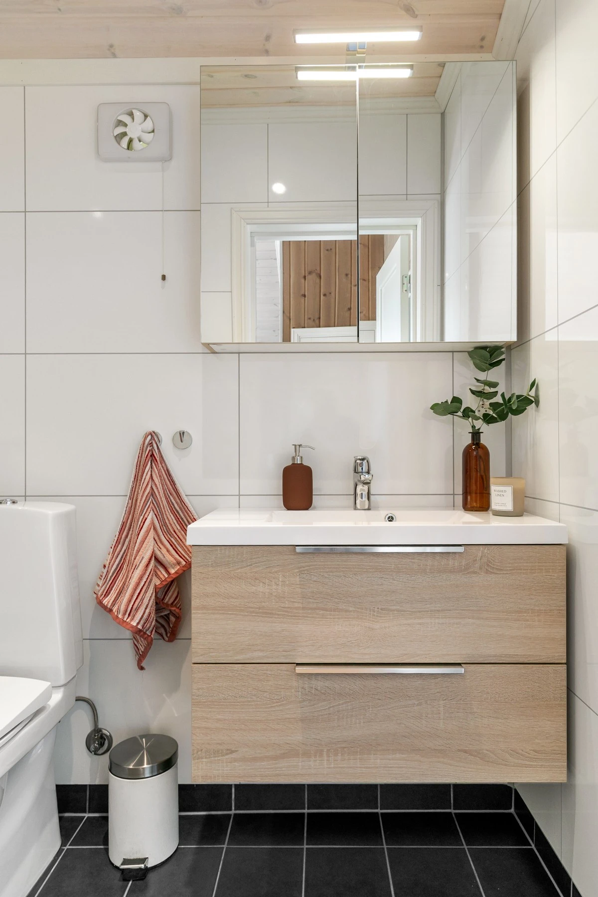 Rommet har pen innredning, speilskap, gulvstående toalett og dusjkabinett. Galleribilde