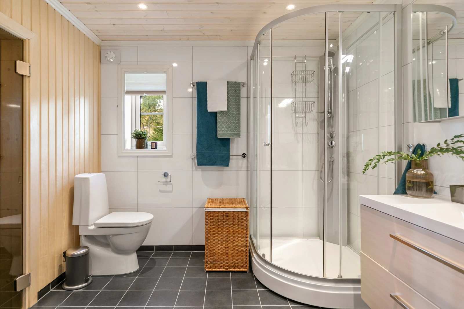 I 1. etasje er det et stort bad med badstue. Galleribilde