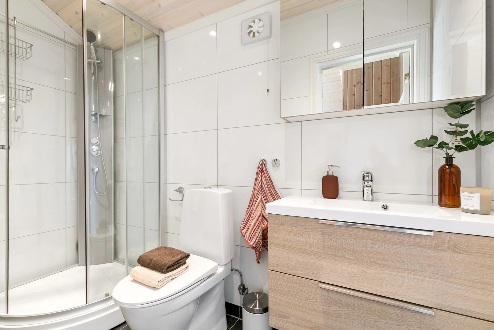 2. etasjen har også et innbydende og flislagt bad med gulvvarme. Galleribilde