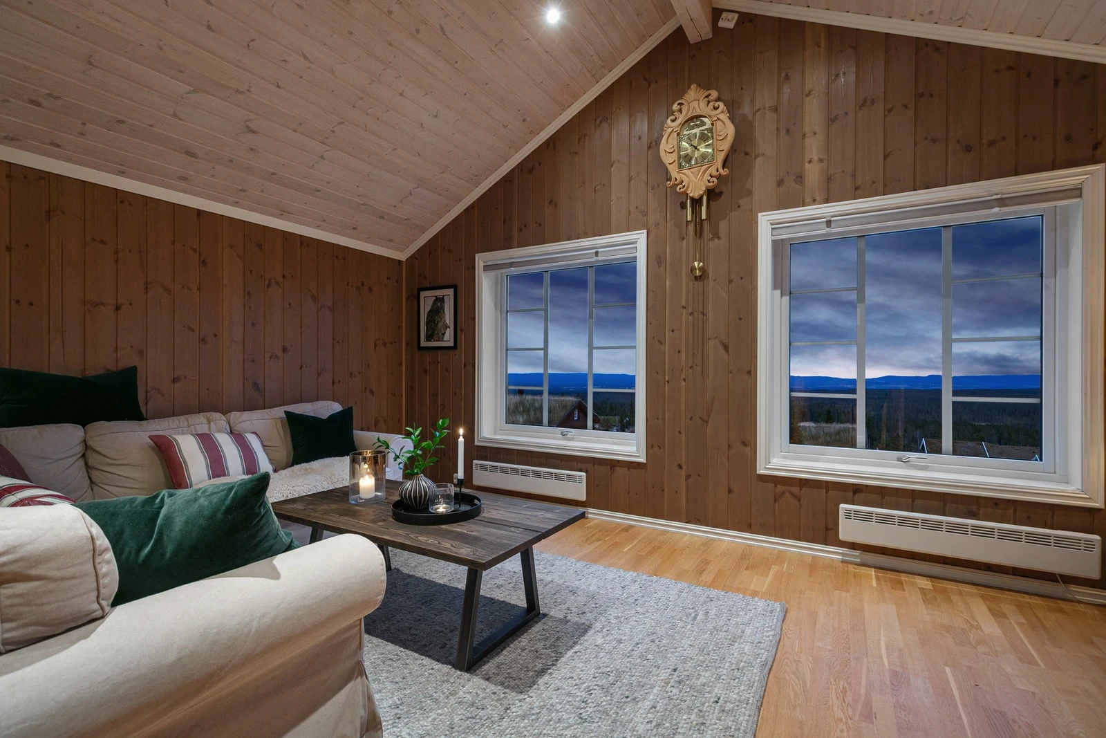 Her kan du lene deg tilbake og nyte utsikten helt til Minnesund. Galleribilde