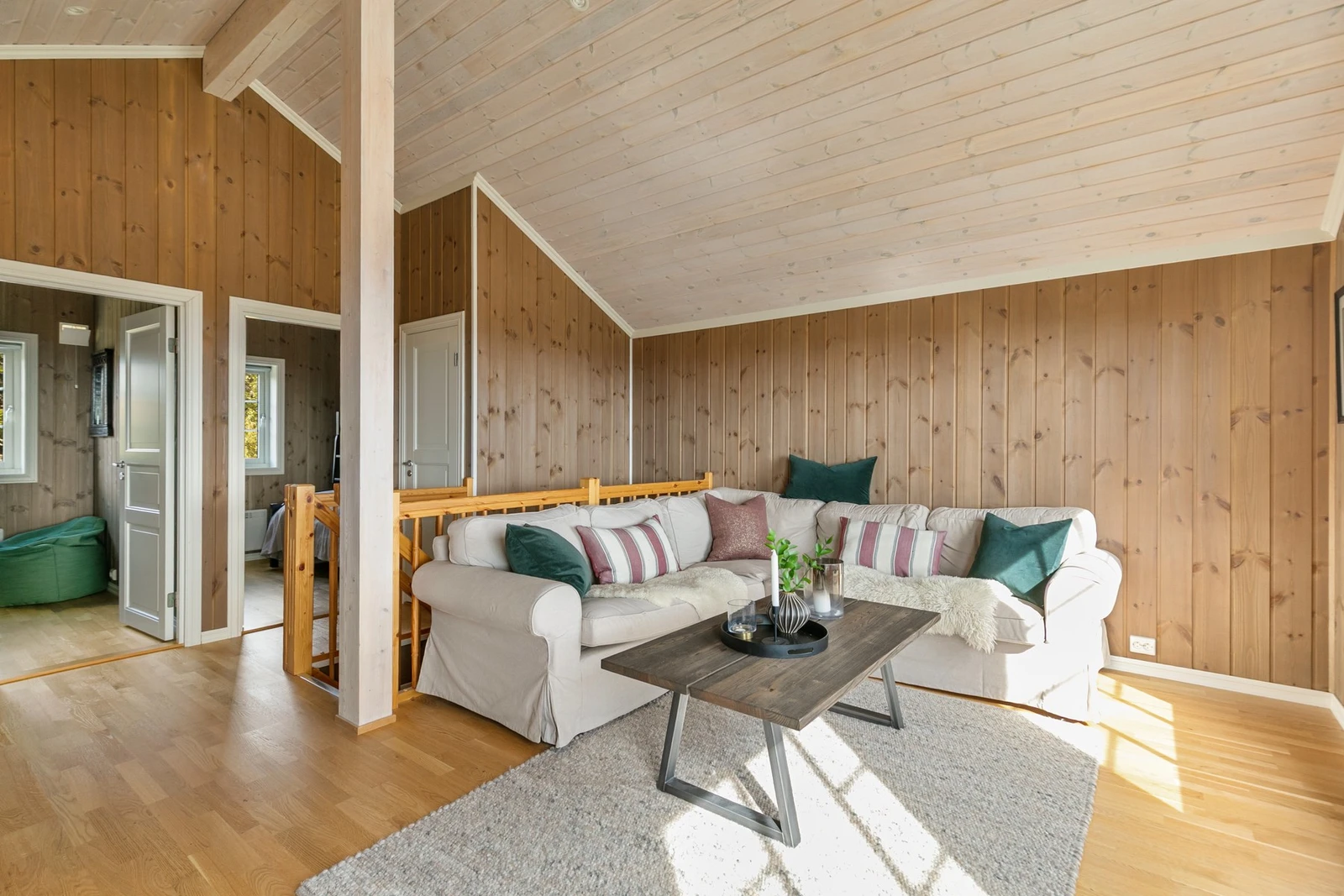 Rommet har god plass til møblering av sofagruppe og TV. Galleribilde