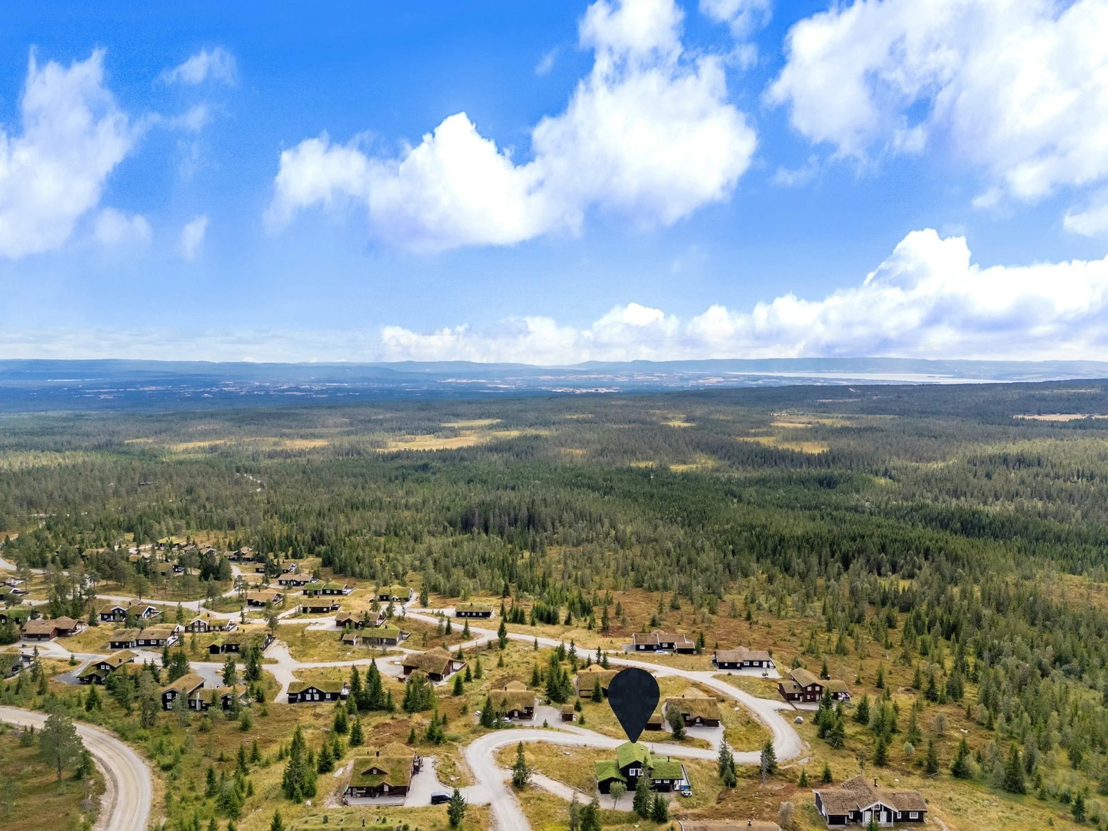 Hytta ligger på Svaenlia på Budor, med umiddelbar nærhet til fine turområder, skiløyper og skitrekk. Galleribilde