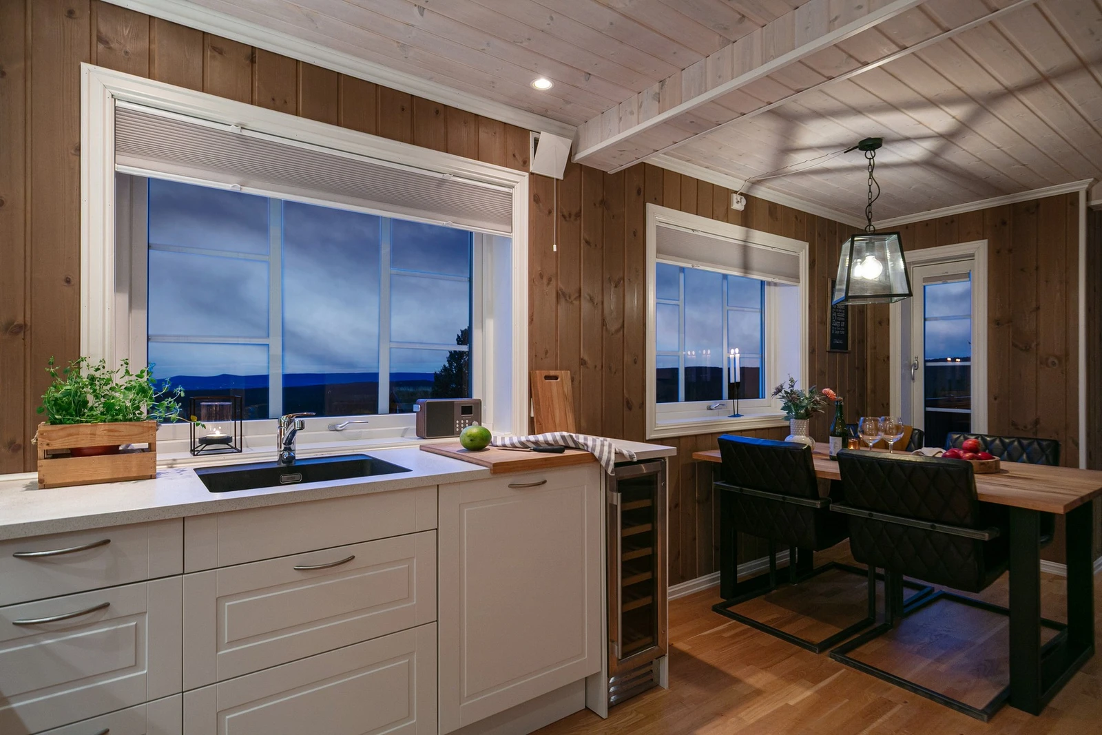 Innredningen er fra Norema og har profilerte fronter og benkeplate i laminat. Galleribilde