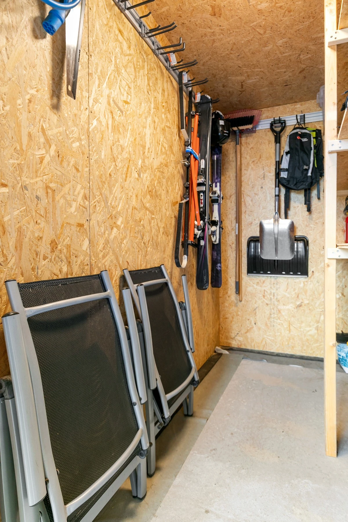 Praktisk sportsbod i tilknytning til inngangsparti med plass til ski og sykler. Galleribilde