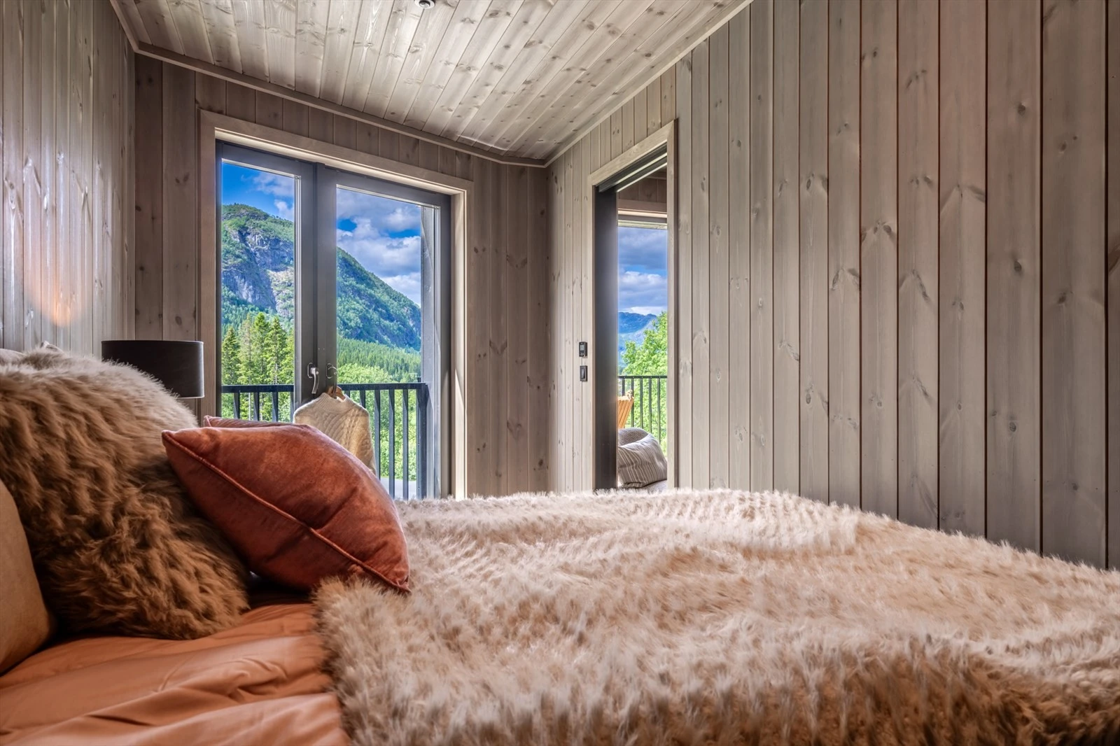 Soverom 2 med utsikt mot fjellene. Galleribilde