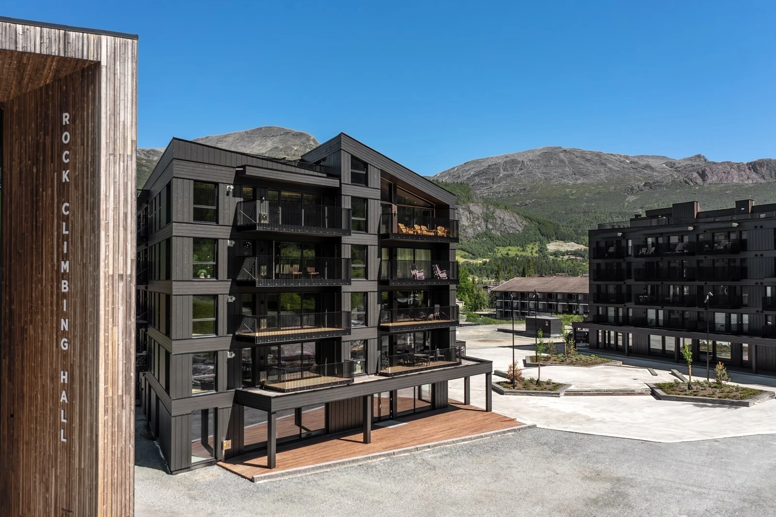 Det er parkering mot betaling i garasjeanlegg under bygget. Her finnes også el-billader og sykkelparkering. Galleribilde