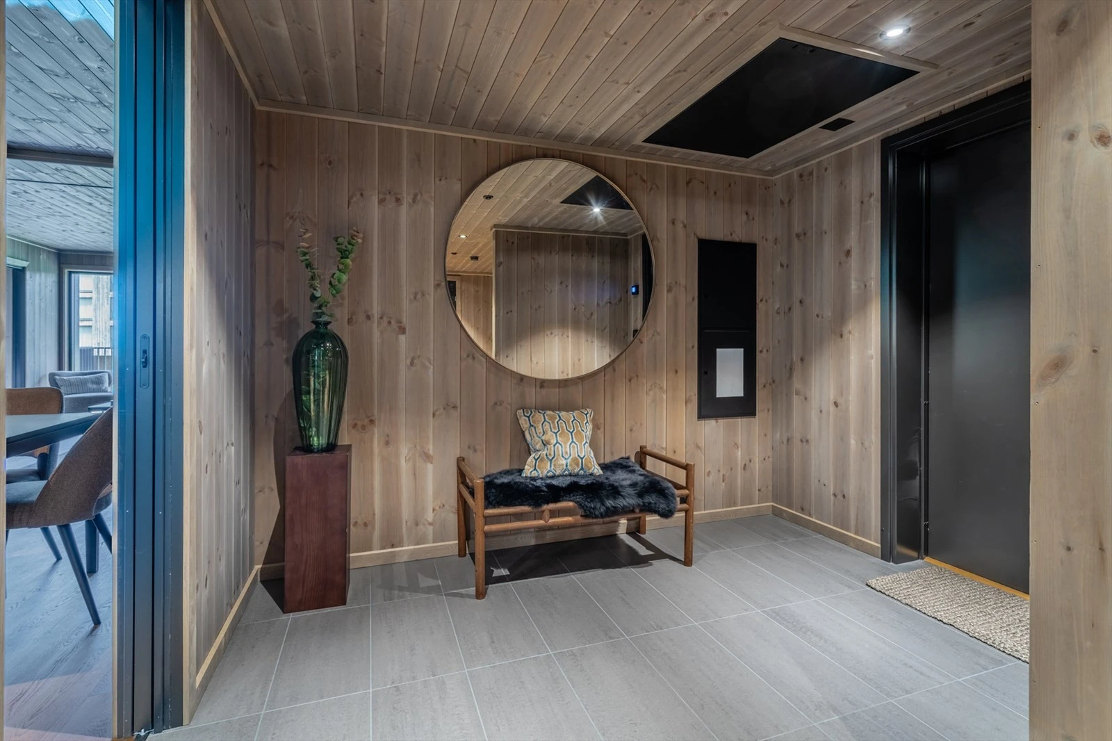 Romslig gang. Galleribilde