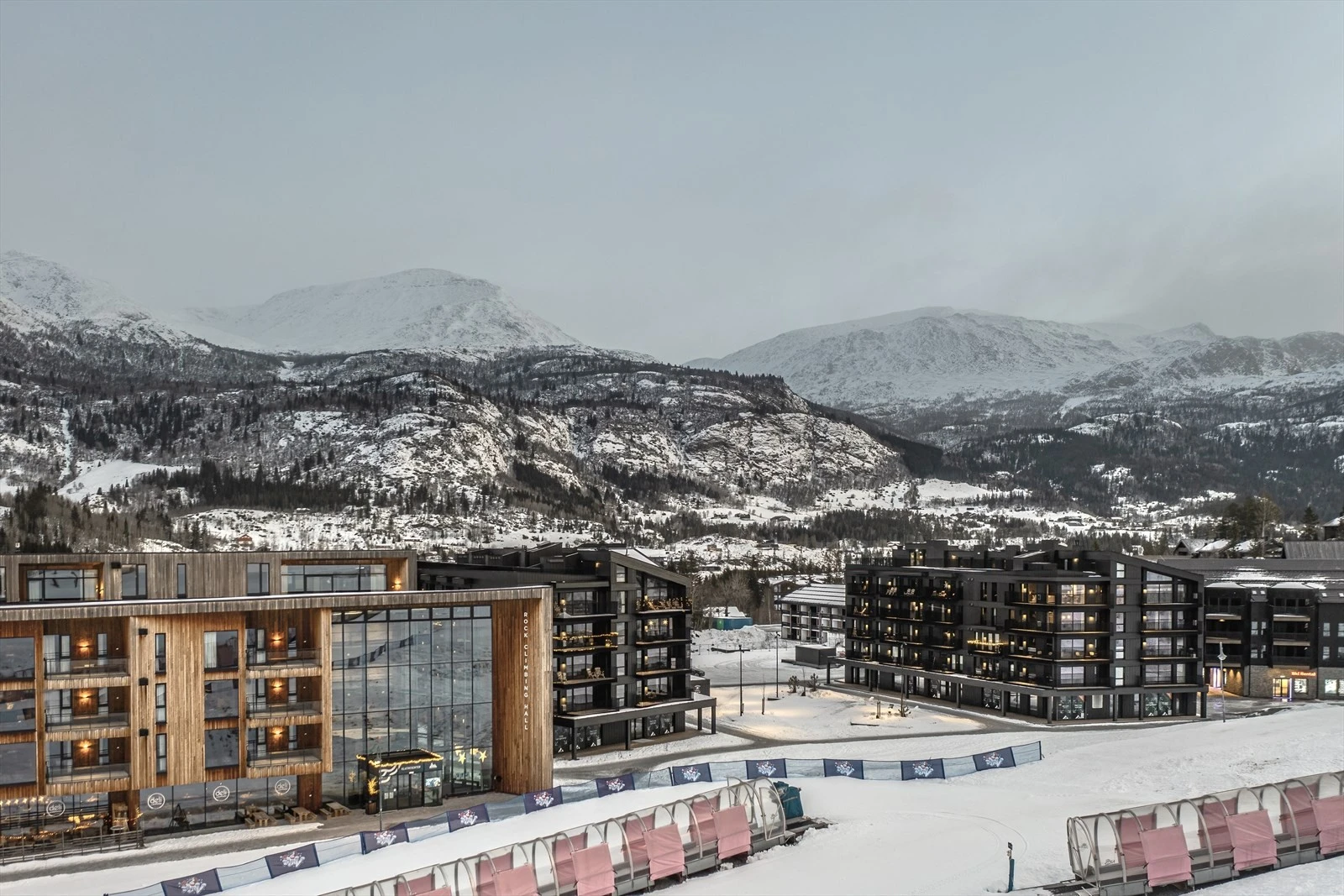 Fjellandsbyen ligger ski inn/ski ut til Hemsedals fantastiske løypenett. Her har du også kort avstand til langrennsløyper og toppturmuligheter. Galleribilde