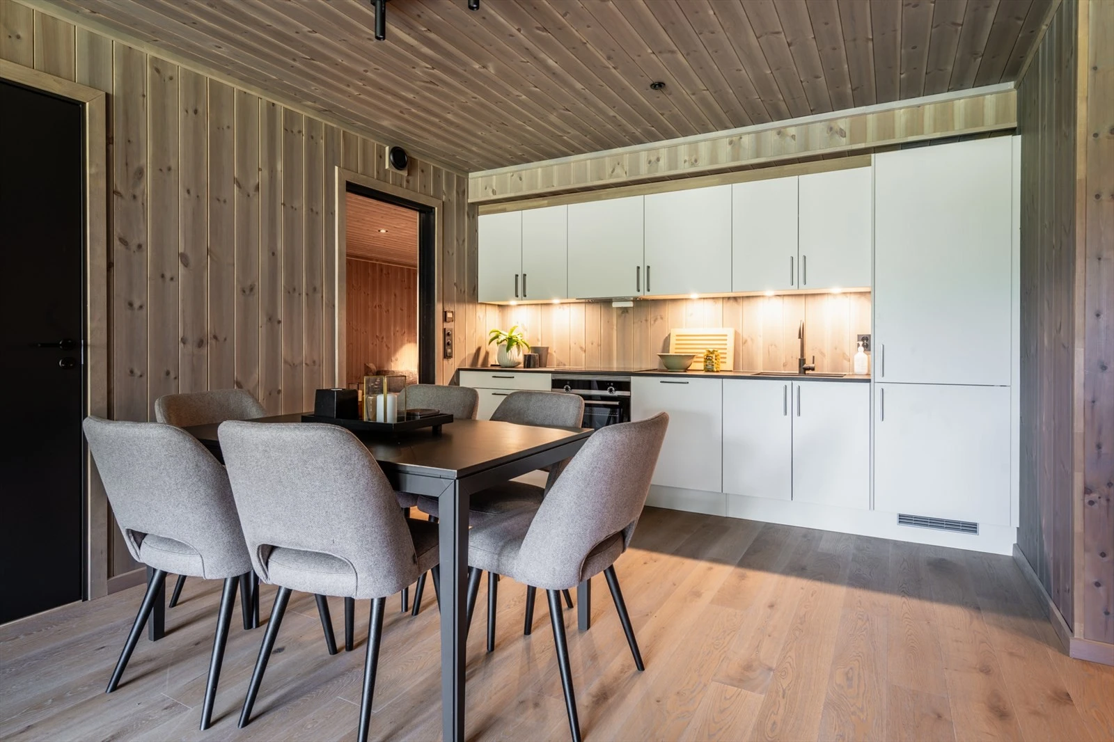 Kjøkken med integretet hvitevarer. Galleribilde