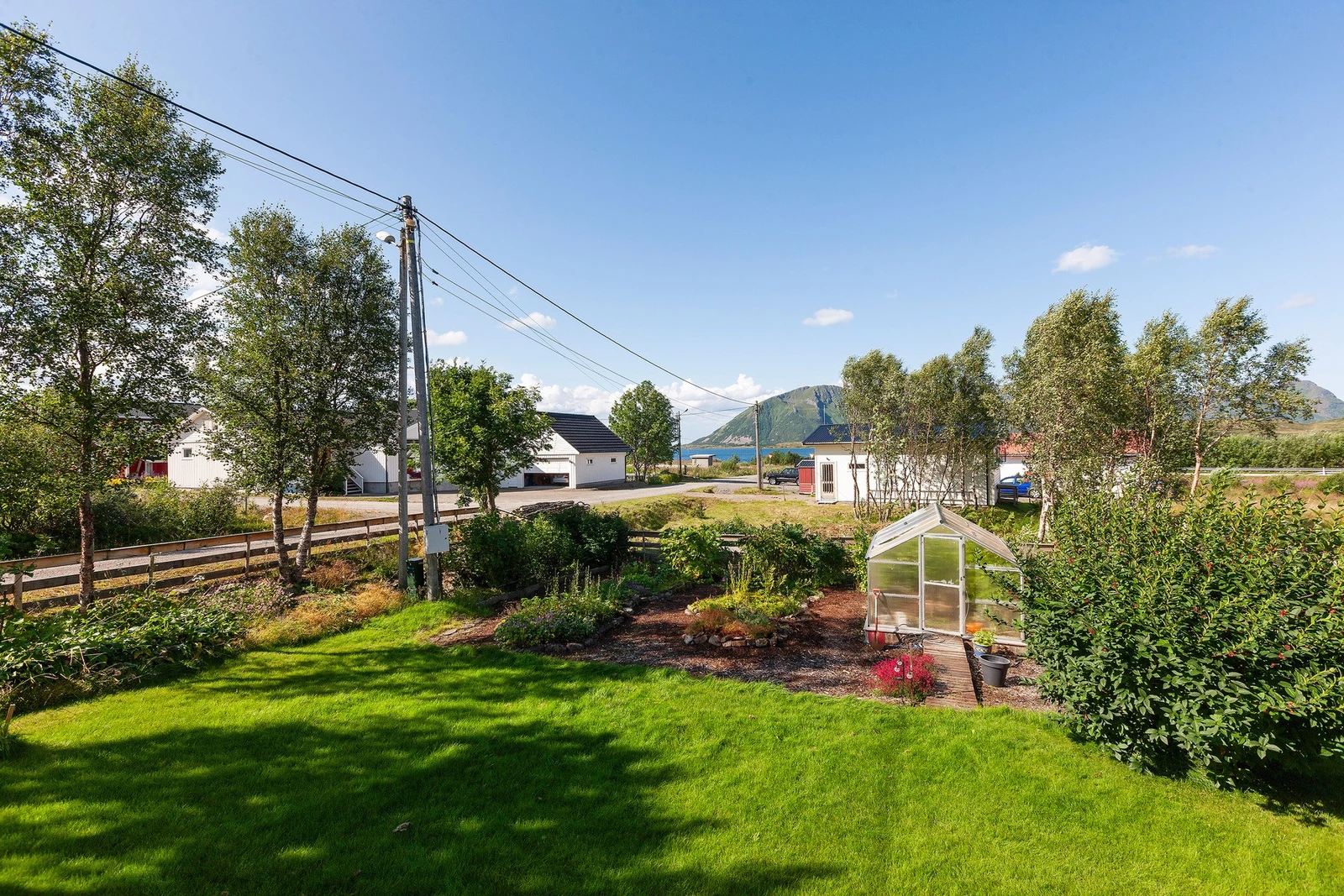 Romslig plen med fine dyrkningsforhold for diverse vekster. Galleribilde