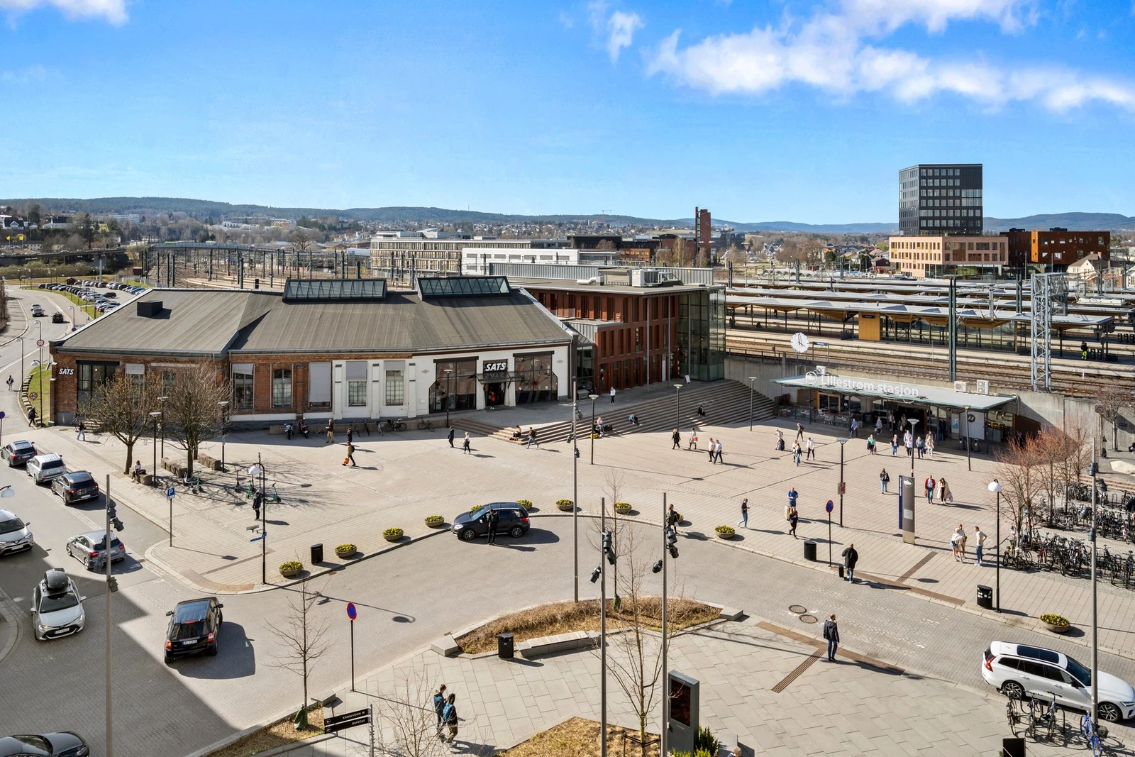 10 minutter gange til Lillestrøm stasjon. Her tar det 10 minutter til Oslo med toget. Galleribilde