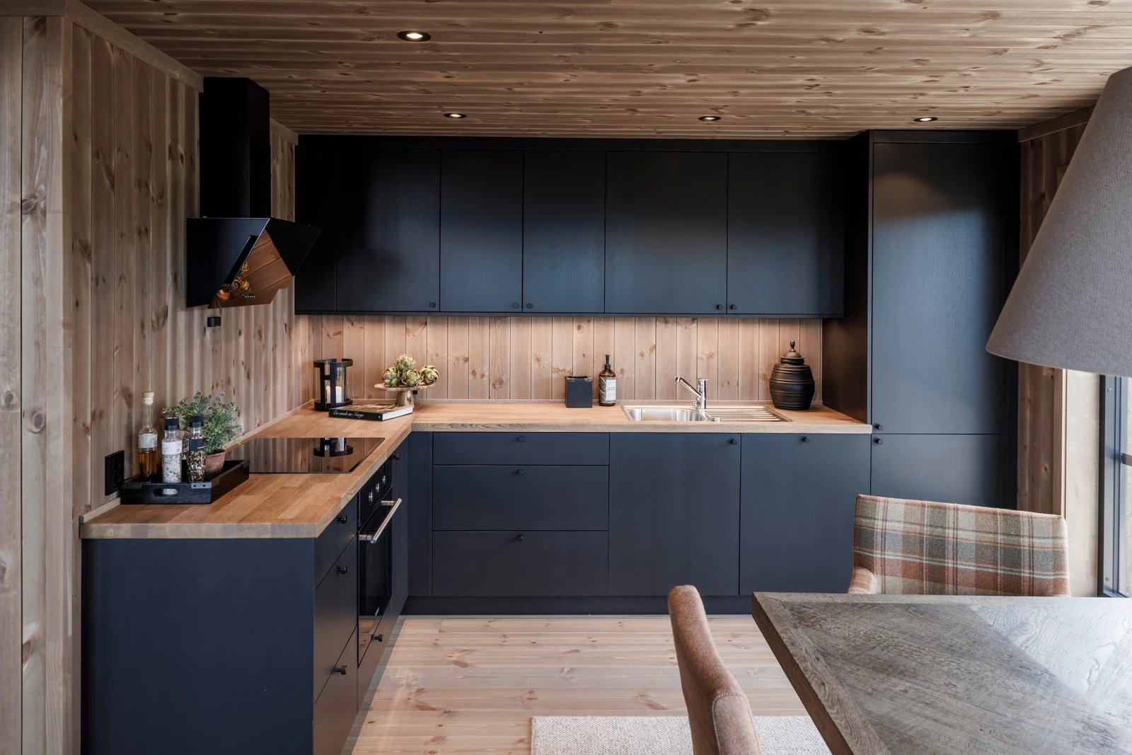 Tidløs og snekkerbygd kjøkken fra Rodegård Interiør Galleribilde