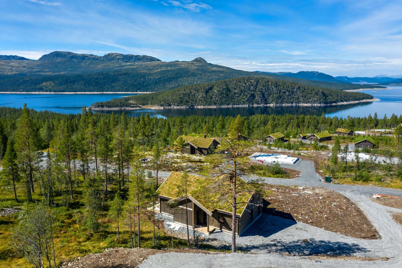 Fjorden samt de majestetiske fjelltoppene troner i utsiktsbildet Galleribilde