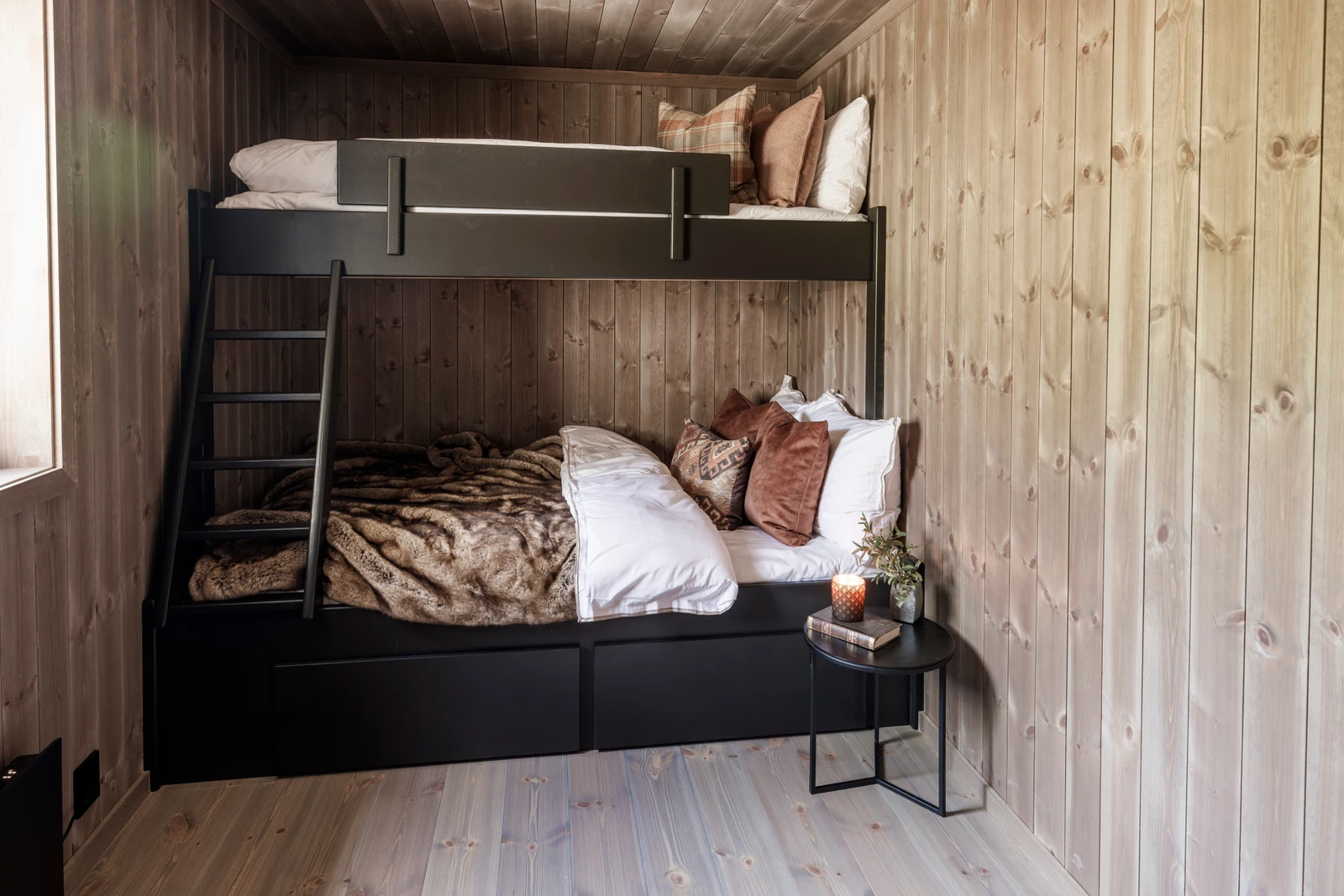 Det er to soverom i 1. etasje pluss to rom på hemsen Galleribilde