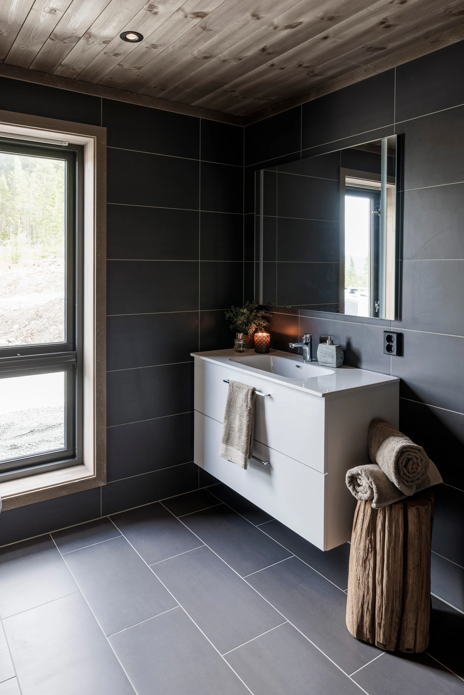 Det ene ligger i forbindelse med hovedsoverommet og det andre i forbindelse med entréen Galleribilde