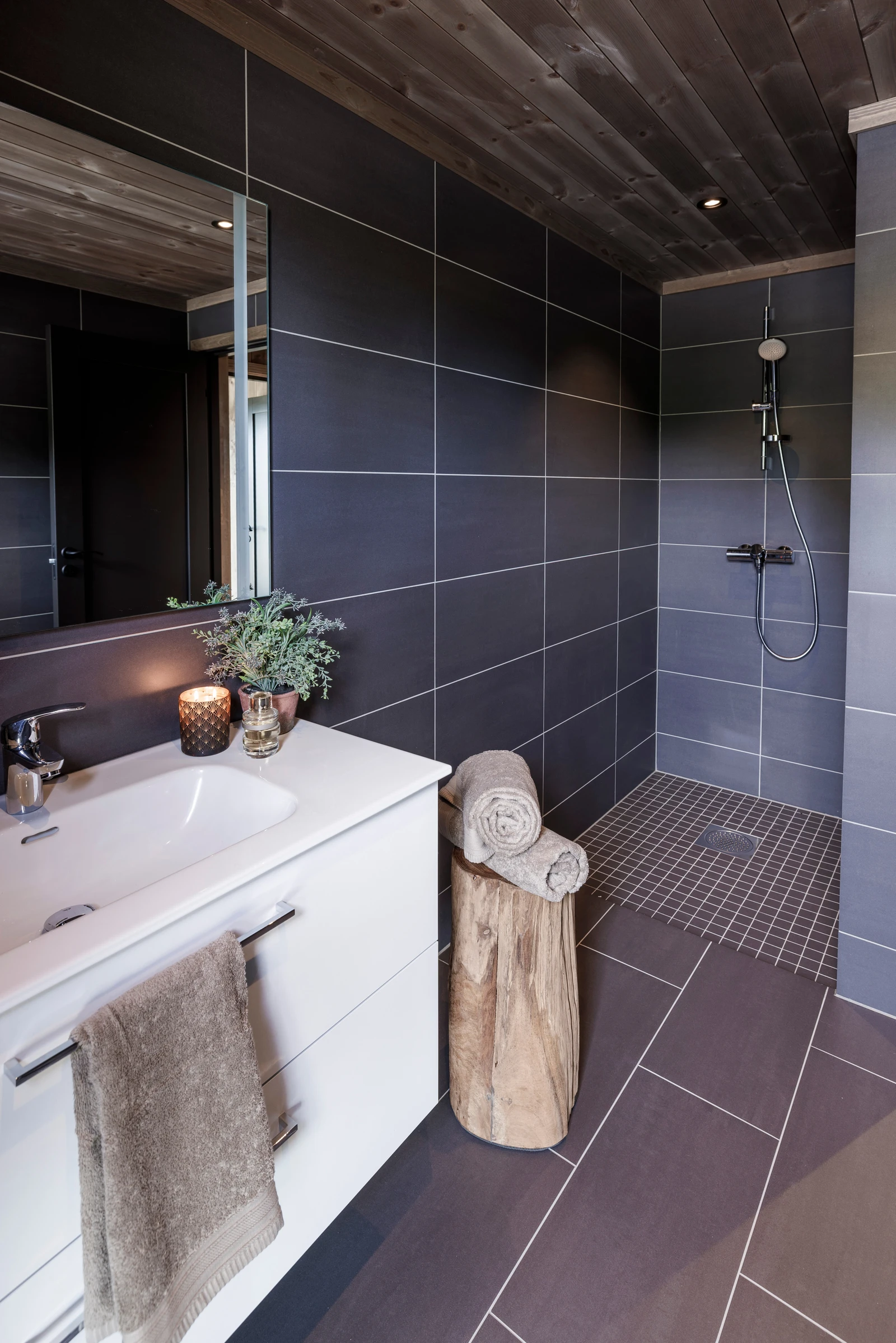 Begge er flislagte og har gulvvarme Galleribilde