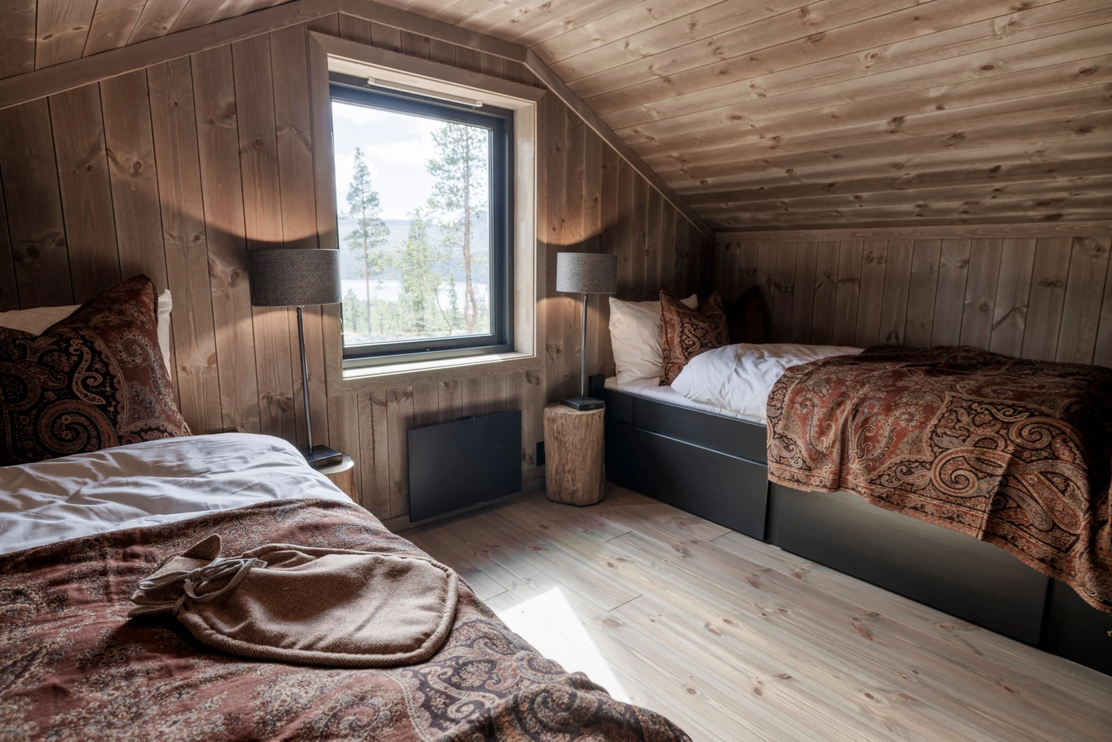 Det andre rommet innredes med to enkeltsenger (90cm) som vist på bildet Galleribilde