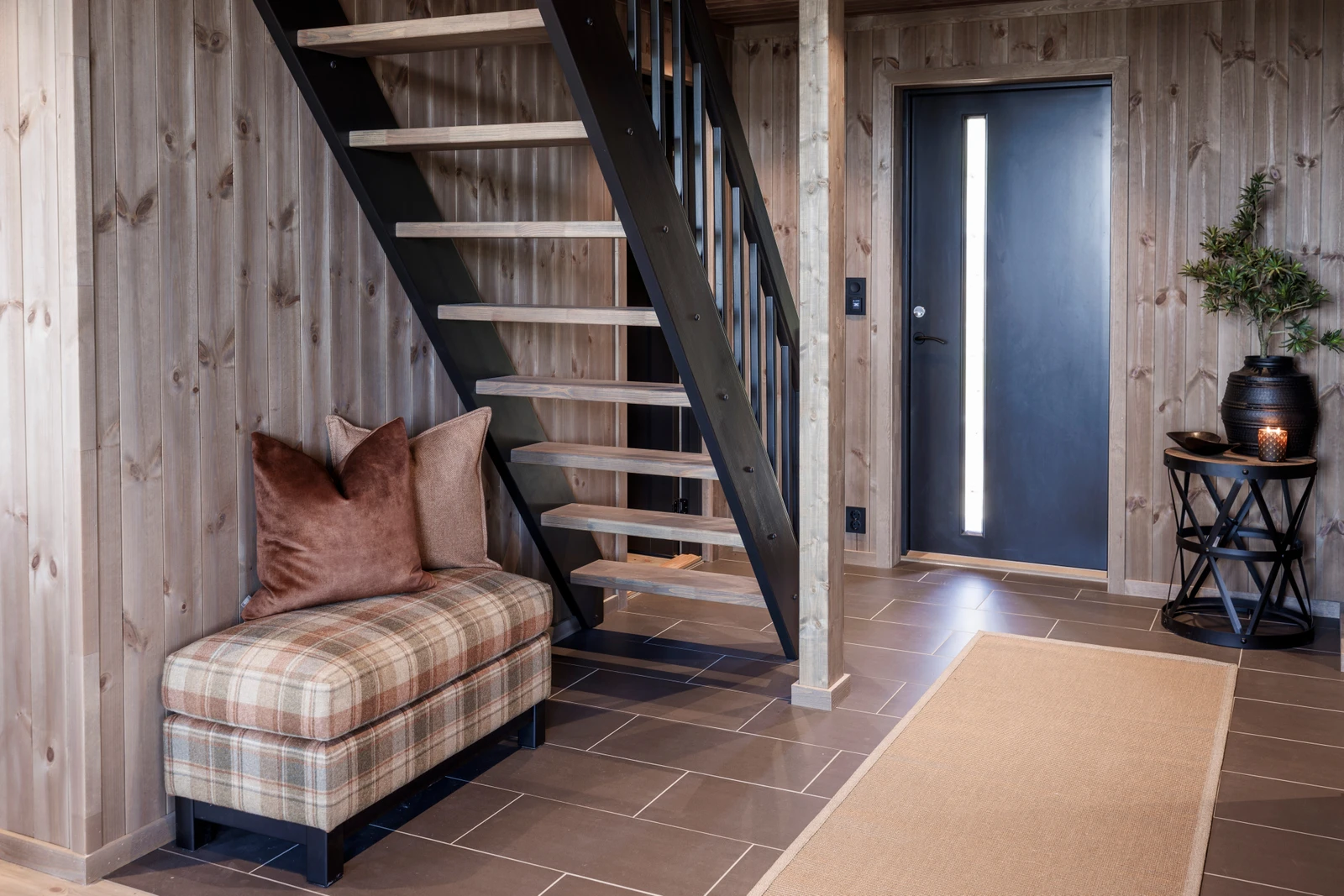 Stor entré med eget garderoberom Galleribilde