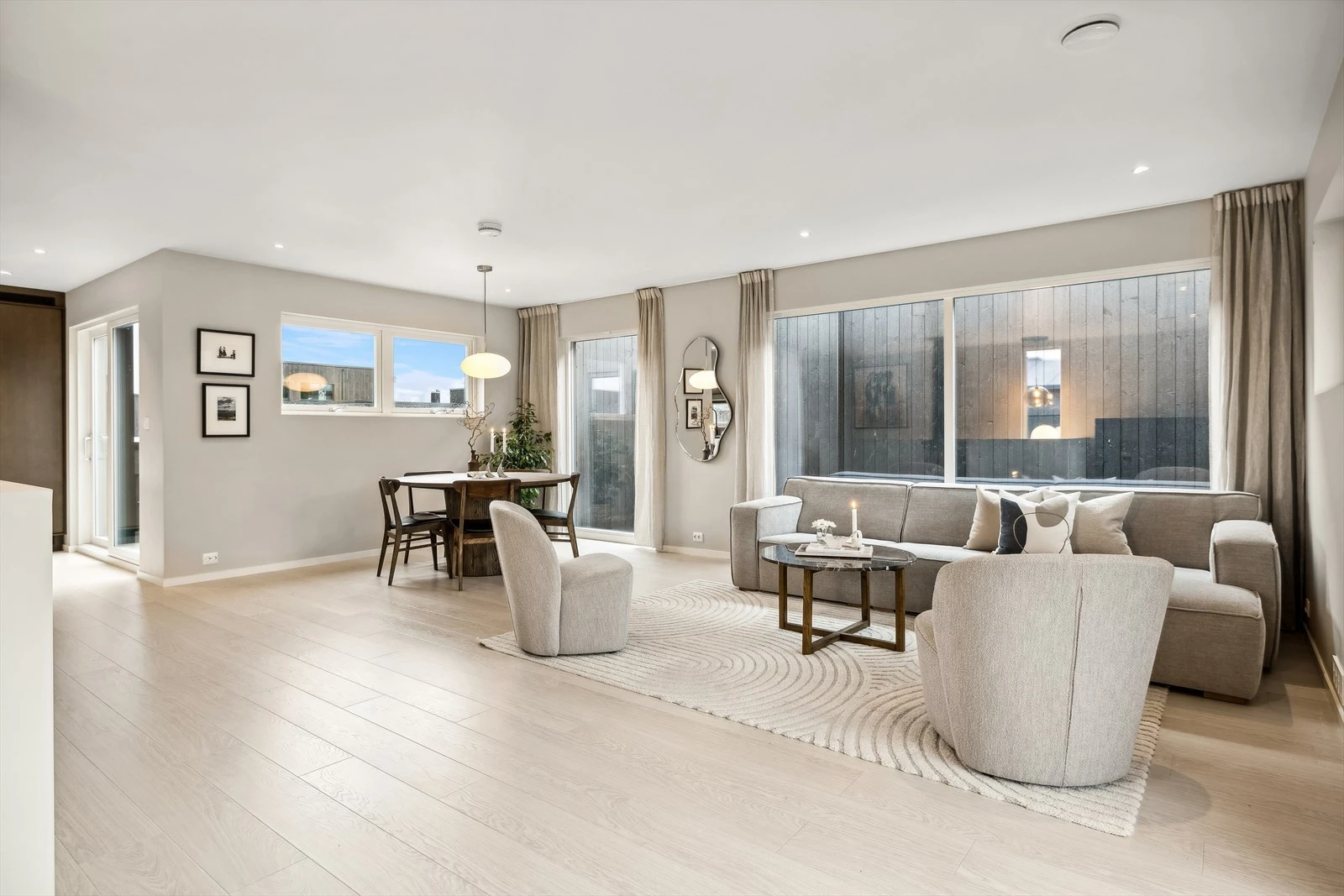 Hovedetasjen er luftig og har store vindusflater! Det er god plass til å møblere stuen du selv ønsker. Galleribilde