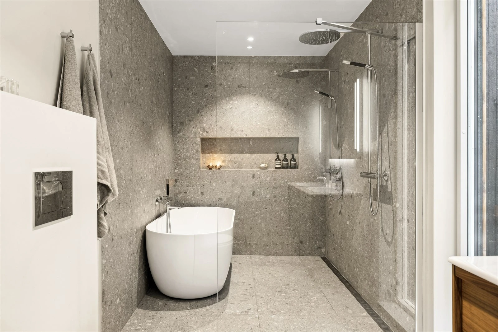 Delikat bad med dobbel dusjsone og badekar. Galleribilde