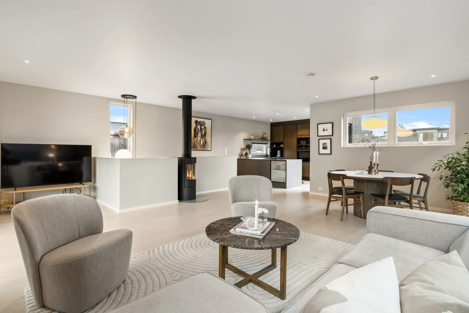 Stuen er meget romslig og har flere vindusflater som gir en god romfølelse! Galleribilde