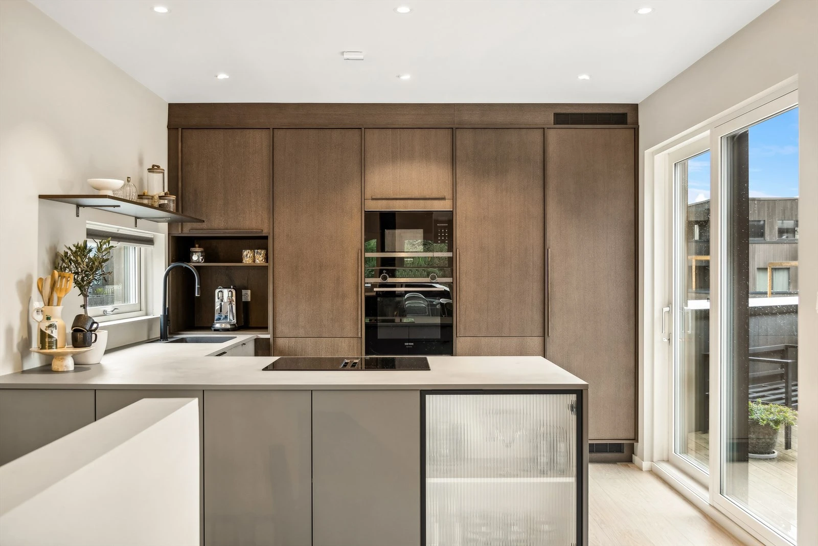 Lagt til rette for sosial matlaging! Det er utgang til balkong til høyre. Galleribilde