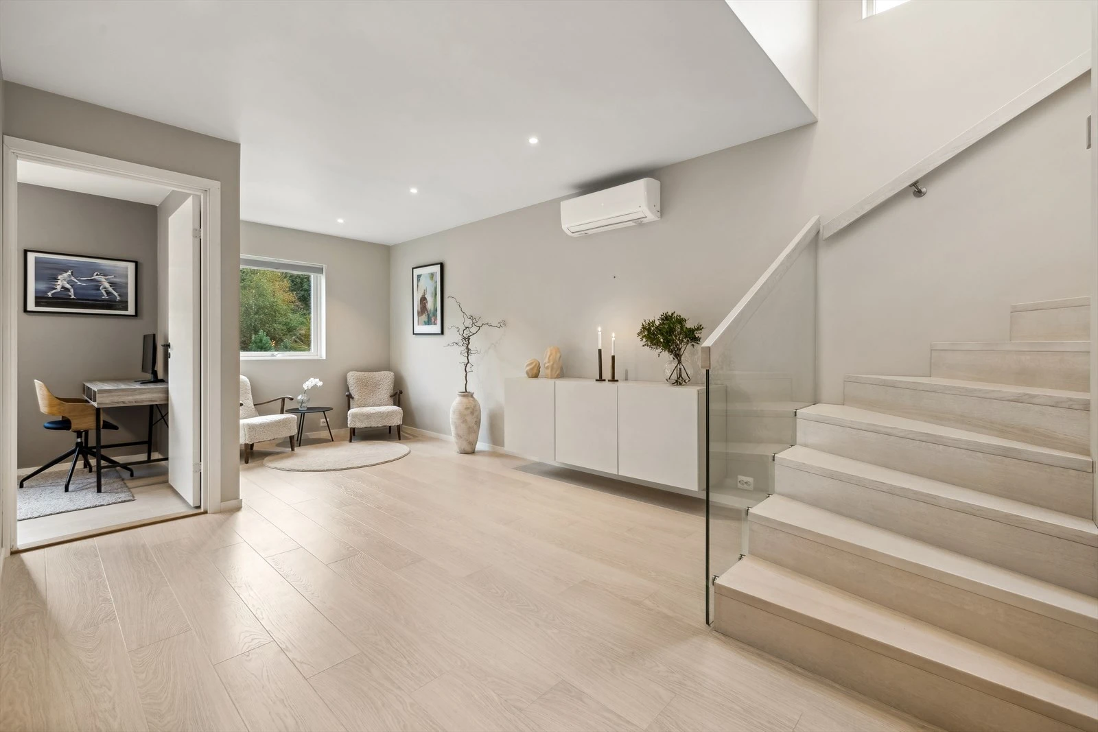 I andre etasje er det romslig stue (som utbygger tegnet som soverom fire, kan oversendes på forespørsel), tre soverom, toalettrom og bad. Galleribilde